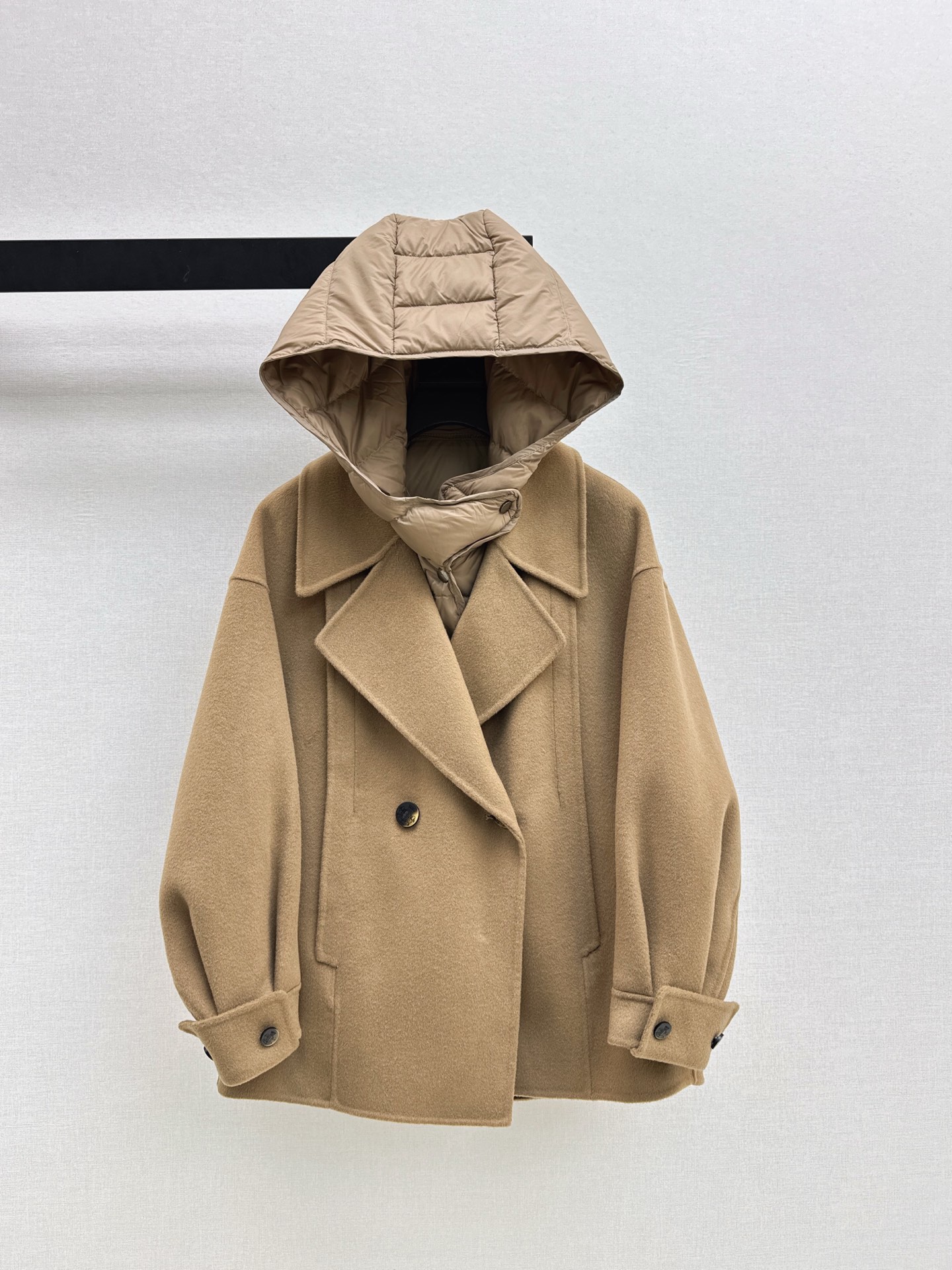 NO:656827,Comes with dust bag Max 25Ss————Latest two-piece set design for autumn and winter, double-sided wool jacket with hooded down lining. Old money style wear. Classic H loose fit. Quality control must be included. Imported Austrian ultra-fine wool and cashmere material. Purely handmade. High-end gray down two-piece set with luxurious and low-key design. High-end and fashionable. Warm and slim. The upper body is slimmer. Recommended two colors for sale in stock. sml,, jackets & coats, down  jacket,hats,alexander wang19860909配防尘袋Max 25Ss————秋冬最新款两件套设计连帽羽绒内胆双面羊毛外套 老钱风穿搭 经典H宽松版型 品质控必入 进口奥州超细羊毛加羊绒材质 纯手工制作工艺 高级灰羽绒两件套设计奢华低调 设计高级又时髦 保暖又显瘦 版型上身巨显瘦 推荐两色现货发售sml,,jackets & coats,down jacket,hats,alexander wang,Women's clothing