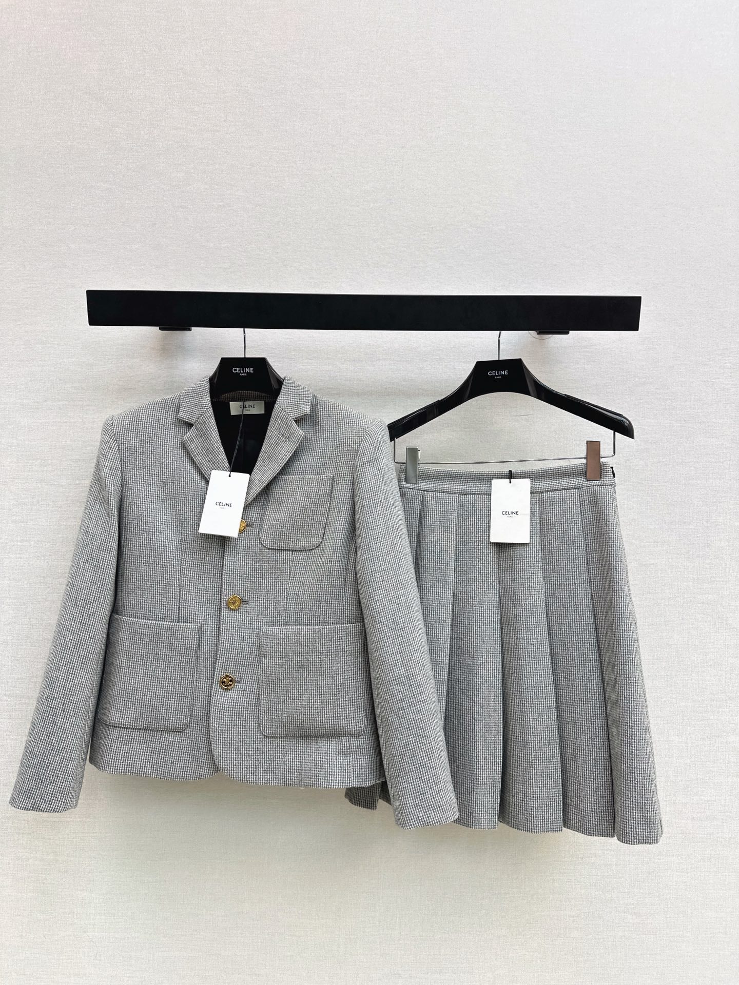 NO:656813,Age-reducing college style outfit CE 26Ss———— The latest high-end wool suit jacket in early spring is made of gray houndstooth fine imitation wool fabric. It has a very design sense and short cut. Age-reducing British college style. A set that is fashionable and high-end. It is A and sassy and minimalist. One color ready for sale sml,,jackets & coats,business suit,alexander wang19860909减龄学院风穿搭 CE 26Ss———— 早春最新款高级羊毛西装外套定制的灰色千鸟格精仿羊毛面料 非常有设计感小短款剪裁 减龄英伦学院风 一套搭配时髦又高级 又A又飒极简风 一色现货发售sml,,jackets & coats,business suit,alexander wang,Women's clothing