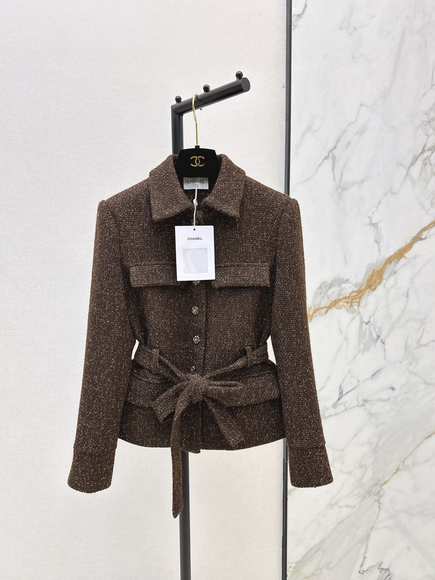 NO:656802,C Home 25SS——New autumn and winter product Xiaoxiangfeng woven slub tweed jacket. Beautiful high-end colorful yarn woven fabrics are super beautiful in kind. The three-dimensional texture is full of exquisiteness. The upper body has a noble temperament. Customized crystal diamonds. 3D three-dimensional belt design. The tailoring version makes the upper body slimmer. It is practical and looks good. French socialite style is elegant and high-end. A must-have for rich families. One color ready for sale sml,,chanel,jackets & coats,alexander  wang19860909C家 25SS———秋冬新品小香风编织粗纺花呢外套 绝美高级彩纱编织面料实物超美 立体肌理感精致感满满 上身自带一种高贵气质 定制水晶钻 3D立体系腰带设计剪裁版型上身巨显瘦 实穿度高颜值也更高 法式名媛风优雅又高级 富家千金必备 一色现货发售sml,,chanel,jackets & coats,alexander wang,Women's clothing