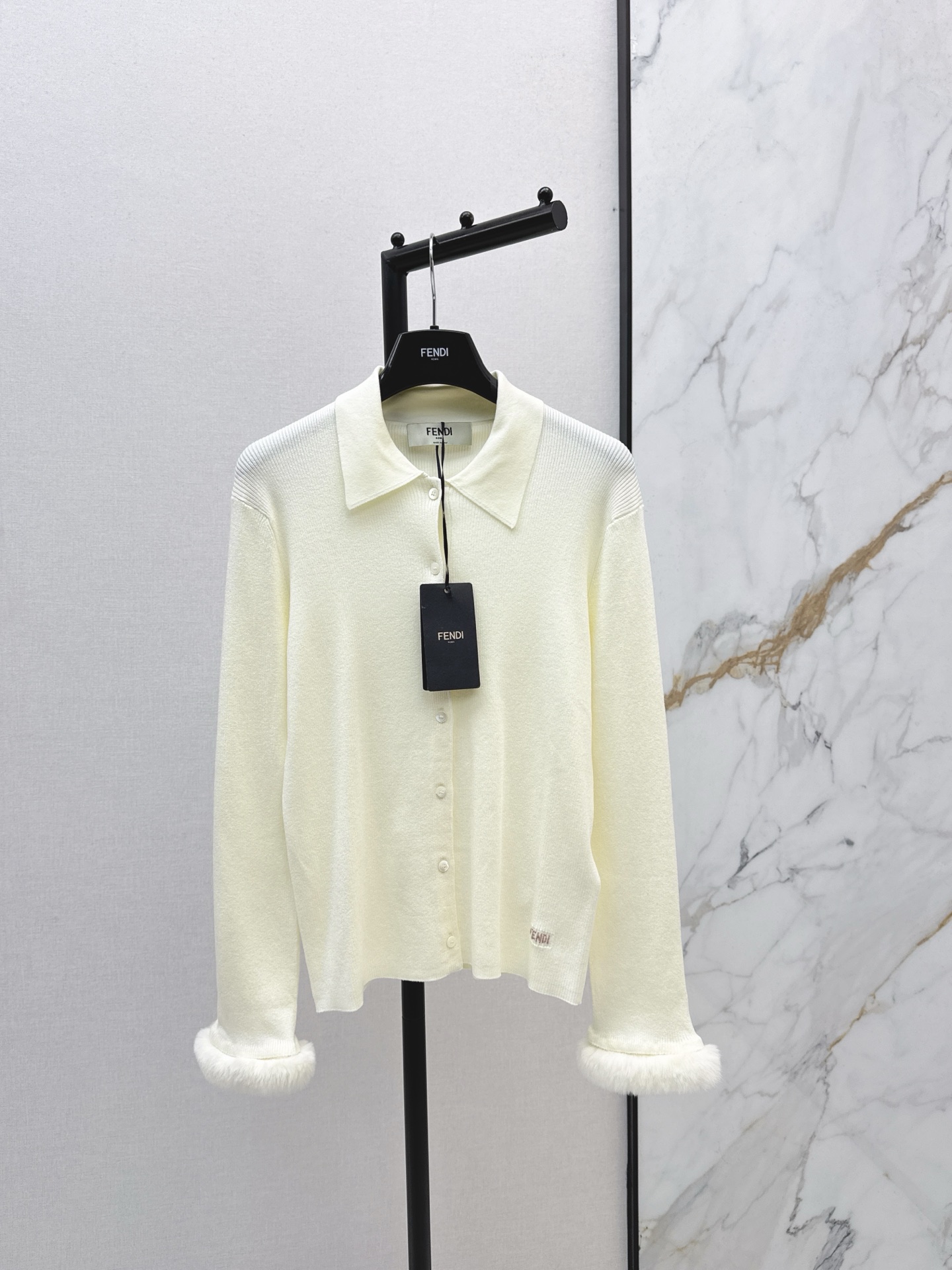 NO:657735,FD 26Ss - the latest wool blended knitted shirt collar cardigan for early spring. The milky white wool blended knitted cardigan has its own gentle filter. The shirt collar + slim fit combines elegance and neatness. The plush edges of the cuffs are sweet hidden in the details. The slim tailoring quietly outlines the figure. Wear alone to make a cool lady. Pair it with denim shorts to instantly become a sweet and cool girl. Pair it with a hip skirt to add a layer of light and mature atmosphere.  One color ready for sale sml,,skirts,shorts,shirts,alexander wang19860909FD 26Ss———早春最新款羊毛混纺针织衬衫领开衫奶白羊毛混纺针织自带温柔滤镜,衬衫领+修身版型把优雅和利落揉得刚好 袖口毛绒边是藏在细节里的甜 修身剪裁悄悄勾勒身形 单穿是清冷大小姐 搭牛仔短裤秒变甜酷辣妹 配包臀裙又多了层轻熟氛围感 一色现货发售sml,,skirts,shorts,shirts,alexander wang,Women's clothing