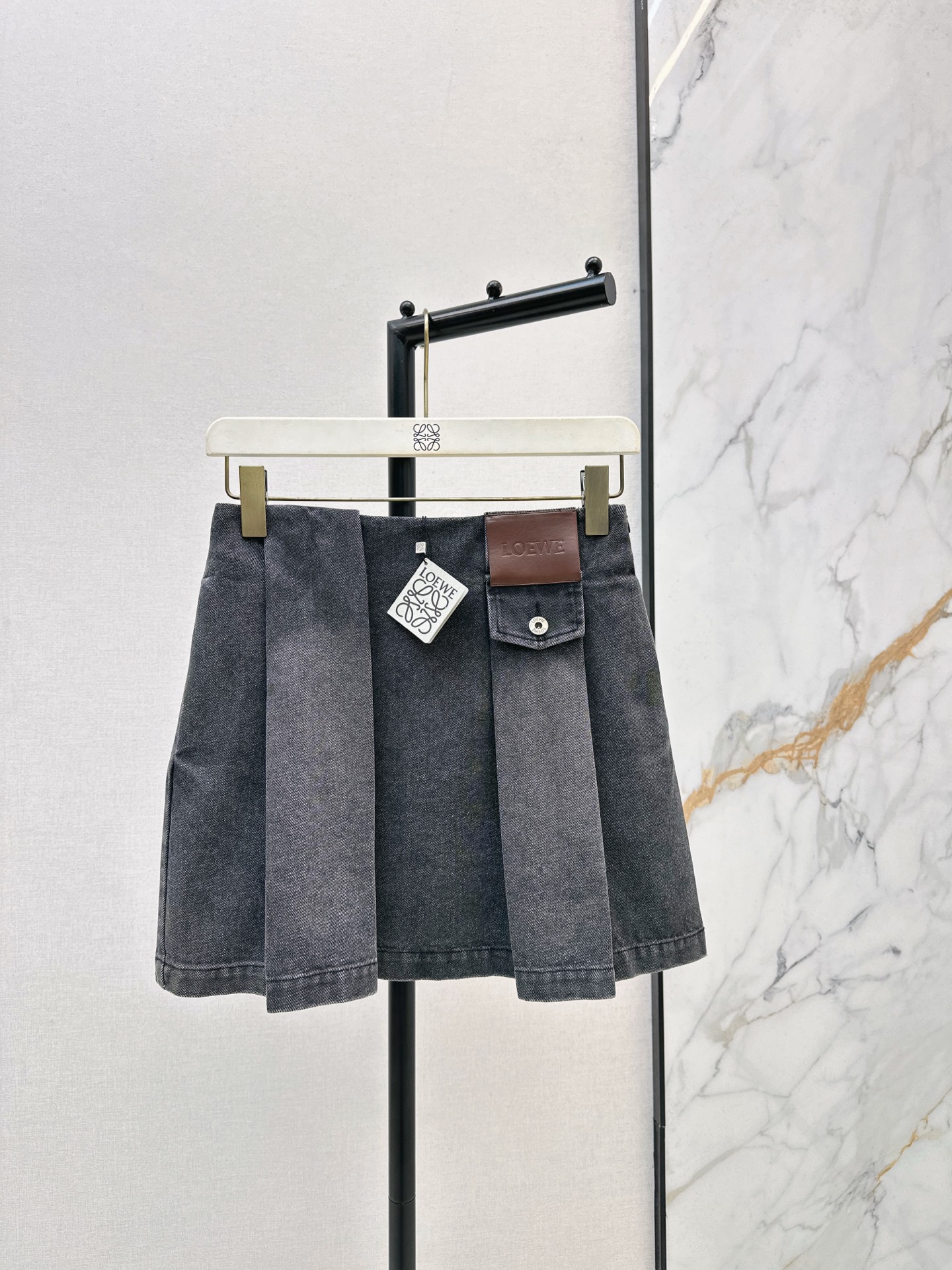 NO:657729,Loe 26Ss - the latest early spring pleated denim skirt with leather brand decoration, nostalgic retro denim denim, double washed with environmentally friendly enzyme, a very careful one, enzyme washed with personalized color, the upper body is cool and sassy, made of customized high-quality twill cotton washed denim fabric, fine texture and natural cotton feel, neat three-dimensional tailoring, street style and short casual, very comfortable, fashionable denim for walking in the city  Two colors available for sale smlxl,,loewe,skirts,alexander wang19860909Loe 26Ss———早春最新款皮牌装饰压褶牛仔半裙怀旧复古丹宁牛仔 环保酵素双次洗水 非常用心的一款 酵洗个性色调 上身又酷又飒爽 采用定制高品质斜纹棉质水洗牛仔面料 纹理细腻棉感自然 利落立体剪裁 是街头感和随行短休闲 很惬意 游走于都市的时尚牛仔 两色现货发售smlxl,,loewe,skirts,alexander wang,Women's clothing
