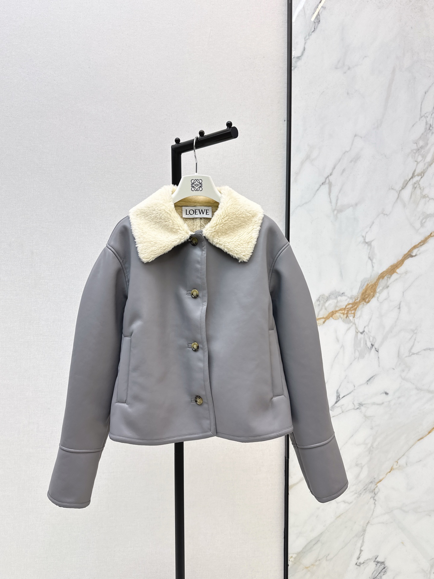 NO:657723,Loe 25Ss————The latest eco-friendly fur all-in-one jacket for autumn and winter. Customized imported eco-friendly fur all-in-one material. The outer layer is made of cold-resistant leather. The inner layer is delicate and smooth. Teddy short velvet is warm and solid. The folded collar is exposed and the body forms a color and fabric splicing collision. The whole outer layer is low-saturated haze blue. Full of literary and artistic feeling. Sufficient volume and soft feel. Loose off-shoulder version. Warmth without looking bloated. A must-have thermal jacket for autumn and winter warmth.  One color ready for sale smlxl,,loewe,jackets & coats,alexander wang19860909Loe 25Ss————秋冬最新款环保皮毛一体外套 定制进口环保皮毛一体材质 外层御寒皮革面 细腻光滑内侧泰迪短绒保暖扎实 领口翻折外露与大身形成颜色和面料拼接碰撞 通体外层低饱和雾霾蓝 文艺感十足 量充足手感柔软 宽松落肩版型 保暖不显臃肿 秋冬保暖必备保暖外套 一色现货发售smlxl,,loewe,jackets & coats,alexander wang,Women's clothing