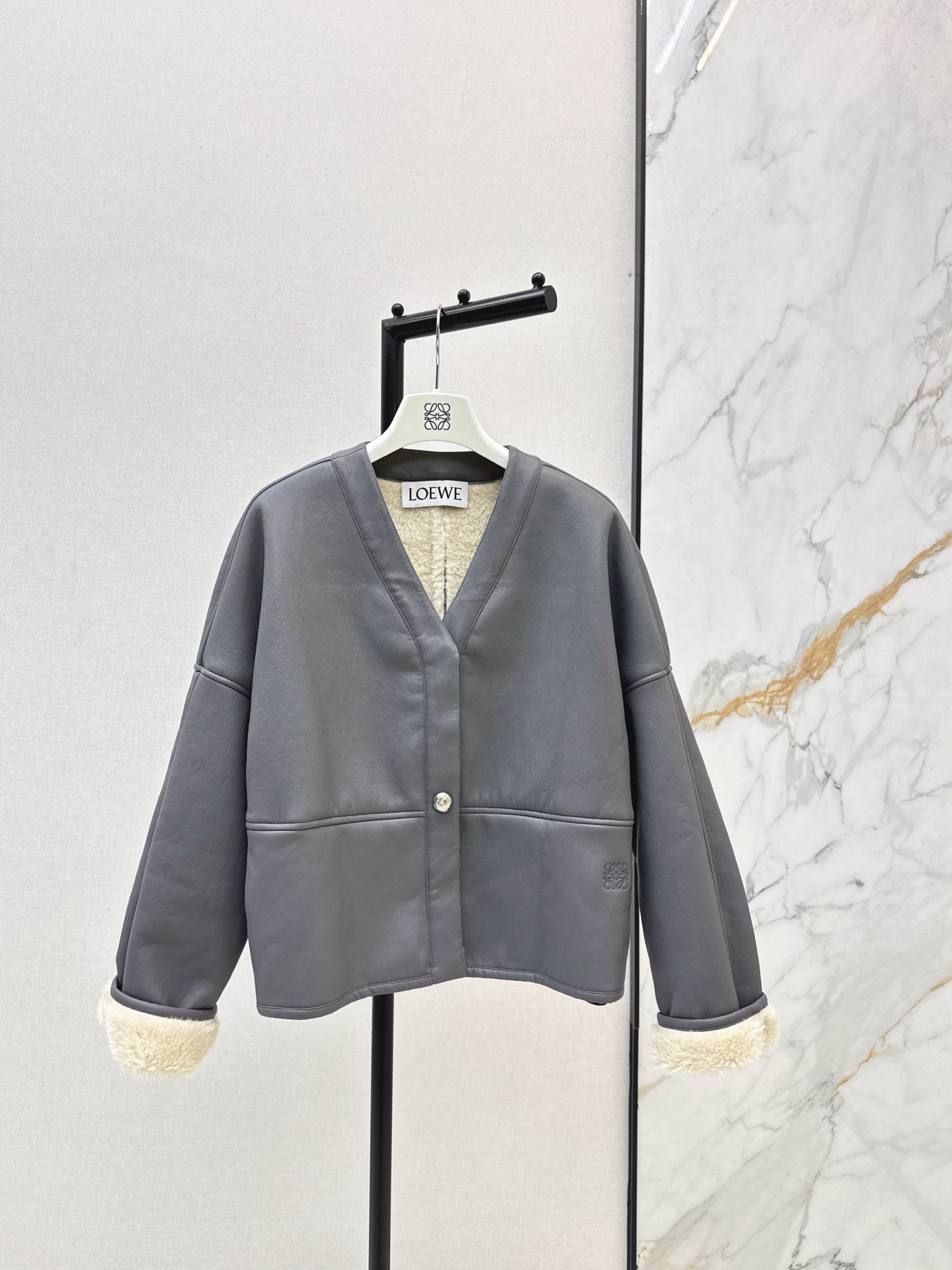 NO:657717,Loe 25Ss - the latest eco-friendly fur all-in-one jacket for autumn and winter. Customized imported eco-friendly fur all-in-one material. The outer layer is made of fine and smooth cold-resistant leather. The inner teddy short velvet is warm and solid. V-neck button placket design makes it easy to put on and take off and change styles at will. The outer layer is low-saturated haze blue and Maillard brown. It has enough hair and feels soft. Loose off-shoulder version. Keeps warm without looking bloated. A must-have thermal jacket for keeping warm in autumn and winter.  Two colors ready for sale smlxl,,loewe,jackets & coats,alexander wang19860909Loe 25Ss————秋冬最新款环保皮毛一体外套 定制进口环保皮毛一体材质 外层御寒皮革面细腻光滑 内侧泰迪短绒保暖扎实 V领纽扣开襟设计 穿脱方便随意变换造型 通体外层低饱和雾霾蓝和美拉德棕色 毛量充足手感柔软 宽松落肩版型 保暖不显臃肿 秋冬保暖必备保暖外套 两色现货发售smlxl,,loewe,jackets & coats,alexander wang,Women's clothing