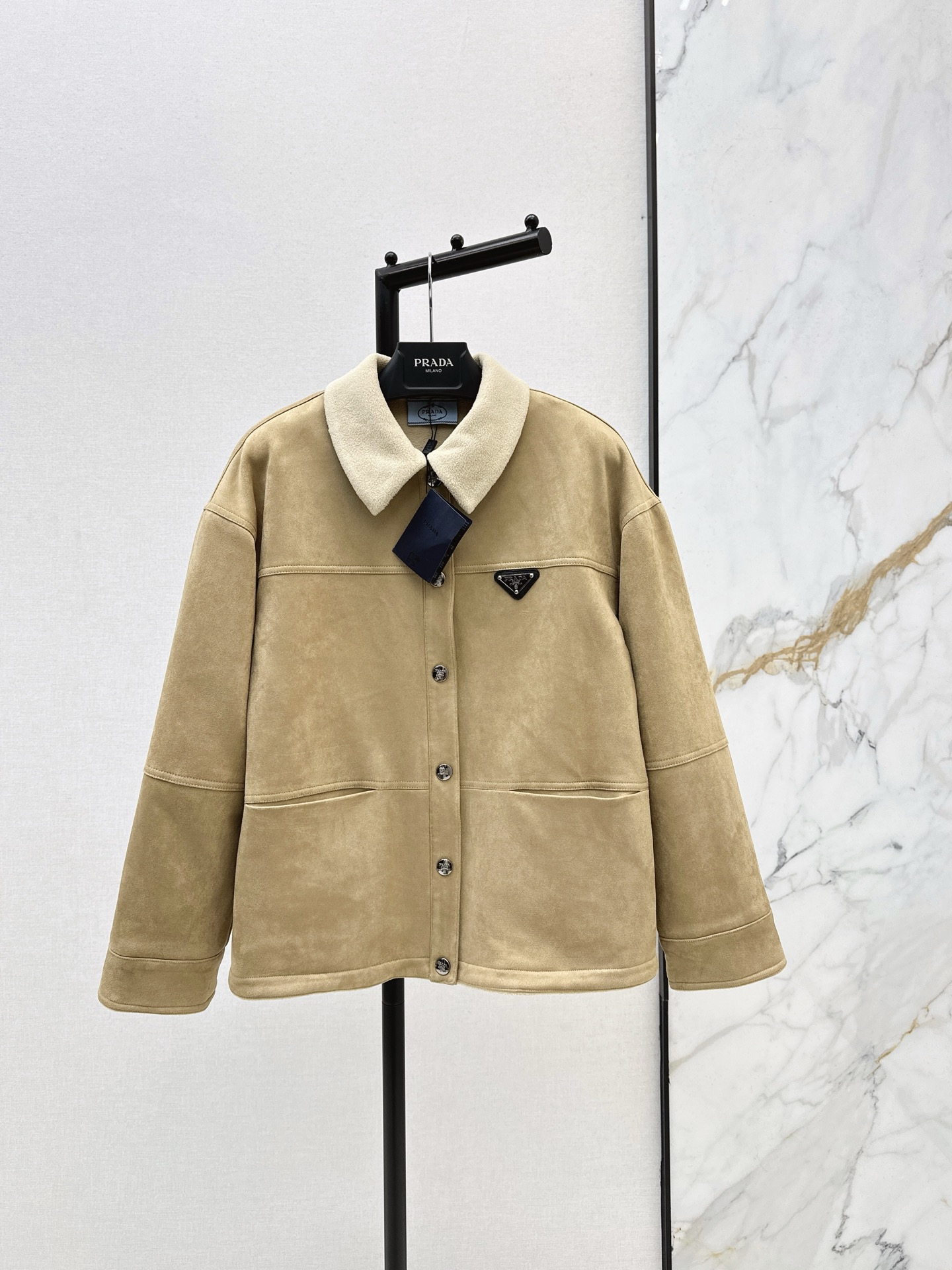 NO:657704,PD 25Ss————The latest environmentally friendly fur all-in-one jacket for autumn and winter. A must-have for winter. The khaki color looks warm and warm. The outer layer is made of suede fabric. The upper body has a very good thermal insulation effect. The simple design sense is matched with a contrasting collar. It is low-key without losing the sense of design. The short silhouette is very practical and easy to wear. It is not picky. Available in one color. sml,,jackets & coats,chamois leather,alexander wang19860909PD 25Ss————秋冬最新款环保皮毛一体外套 冬天必备款 卡其色看着就暖意满满 外层是麂皮绒面料 上身保暖效果很好 简洁设计感搭配撞色领子 低调又不失设计感 短款廓形剪裁 非常实穿 不挑人 一色现货发售sml,,jackets & coats,chamois leather,alexander wang,Women's clothing