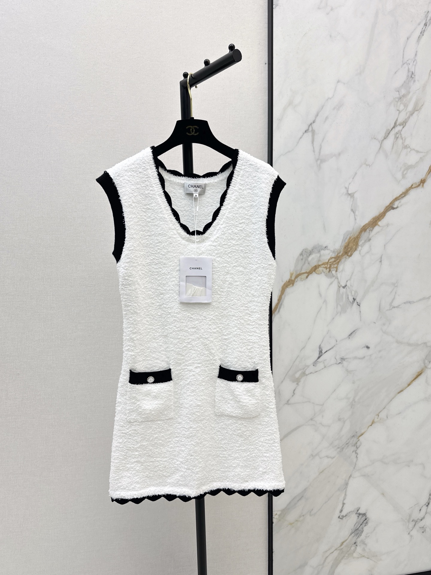 NO:657678,C Home 26Ss————The latest contrasting color hollow knitted vest dress in early spring is made of custom-made cotton yarn. Soft and skin-friendly, draped and stylish. The wide-shouldered vest dress is cut with a V-shaped neckline that appropriately exposes the skin. It beautifies the head and shoulder ratio and makes you look slimmer. Hollow crochet decoration all over the body. Strong retro style. Playful and age-reducing. Easy to control for daily travel or casual gatherings. Purely hand-crocheted. One color ready for sale sml, chanel, skirts, alexander  wang19860909C家 26Ss————早春最新款撞色镂空针织背心裙定制棉毛纱线织造 柔软亲肤 垂顺有型 宽肩带背心连衣裙剪裁 V型领口恰当露肤 美化头肩比例更显瘦 通体镂空钩花装饰 复古风格强烈 俏皮减龄显白 日常出行或轻松聚会轻松驾驭 纯手工钩织 一色现货发售sml,,chanel,skirts,alexander wang,Women's clothing