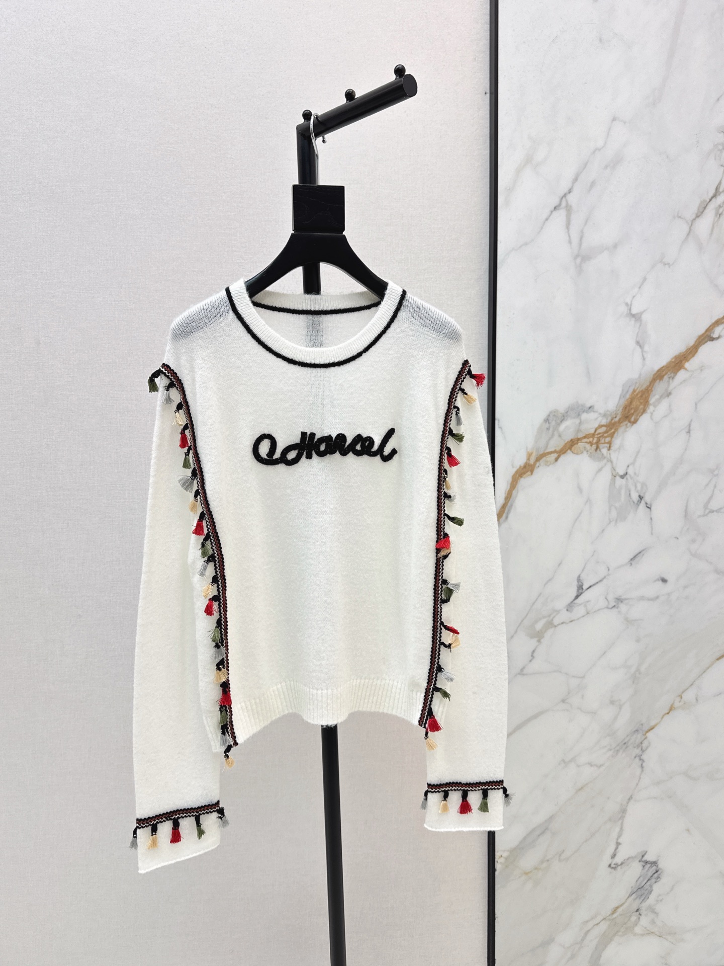 NO:657674,Exclusive model C Home 26Ss——Early spring’s latest Vintage contrasting fringed edge decorated round neck sweater spring and summer new knitted vest dress. Suitable for different temperaments. Three-dimensional letter logo is full of exquisite details. Minimalist round neck style with both girlishness and elegance. Paired with a suit to show more aura. A sweet and elegant formula to unlock all-season high-end luxury wear~One color ready for sale sml,,chanel,skirts,sweaters,business suit,alexander wang19860909独家款 C家 26Ss————早春最新款Vintage撞色流苏边装饰圆领毛衣春夏新款针织背心裙 适配不同气质立体字母徽标藏满精致细节 极简圆领随身版型兼顾少女感与优雅 搭西装更显气场 一条解锁全季高奢穿搭的甜雅公式～一色现货发售sml,,chanel,skirts,sweaters,business suit,alexander wang,Women's clothing