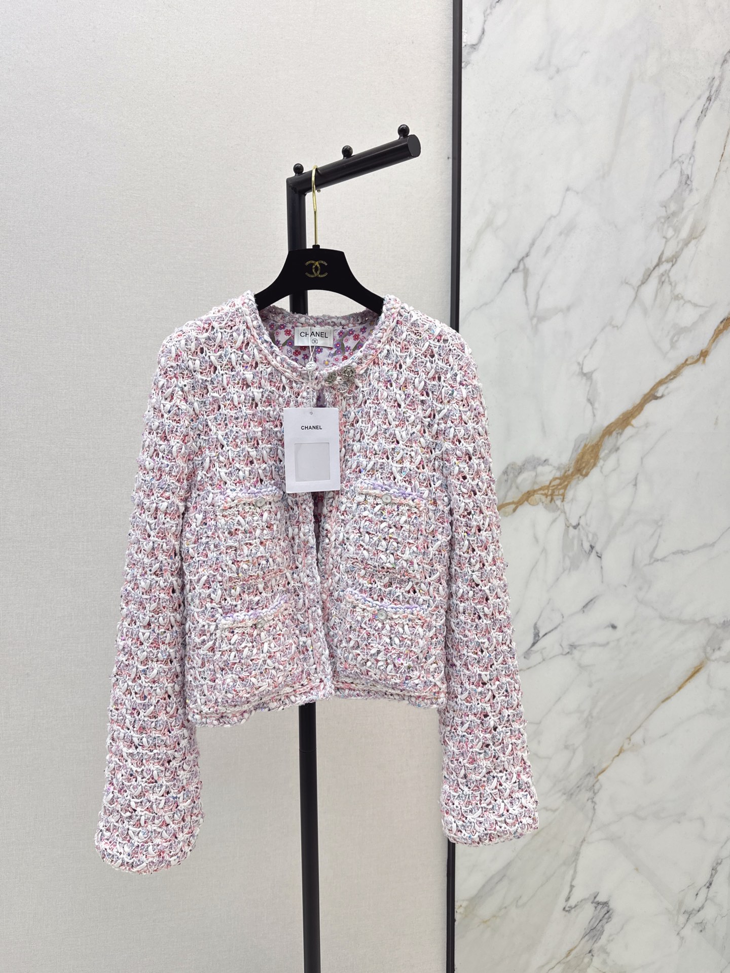 NO:657670,Recommended single item: C Home 26Ss - the latest colorful macaron cardigan in early spring. The price of such a small cardigan is equivalent to a large coat. The custom-made yarn also takes a month to be finely woven with a variety of special yarns. You can also see faint colored sequins on it. The visual transition of each color shows exquisite craftsmanship and unique design. The lining is printed with original silk and cotton fabrics. Silk cotton is more durable and breathable and comfortable. One color is available for sale at sml, chanel, jackets &  coats,alexander wang19860909爆单款推荐 C家 26Ss————早春最新款彩色马卡龙开衫 这么一件小开衫价格相当于一件大外套了 定制纱线也要一个月由多种特种纱线精织工艺 上面还可以看到隐约的彩色亮片视觉上每一种颜色的过度都展现出精湛的工艺和独特的设计. 内衬是原版丝棉面料印花 丝棉更耐穿 同样透气舒适 一色现货发售sml,,chanel,jackets & coats,alexander wang,Women's clothing