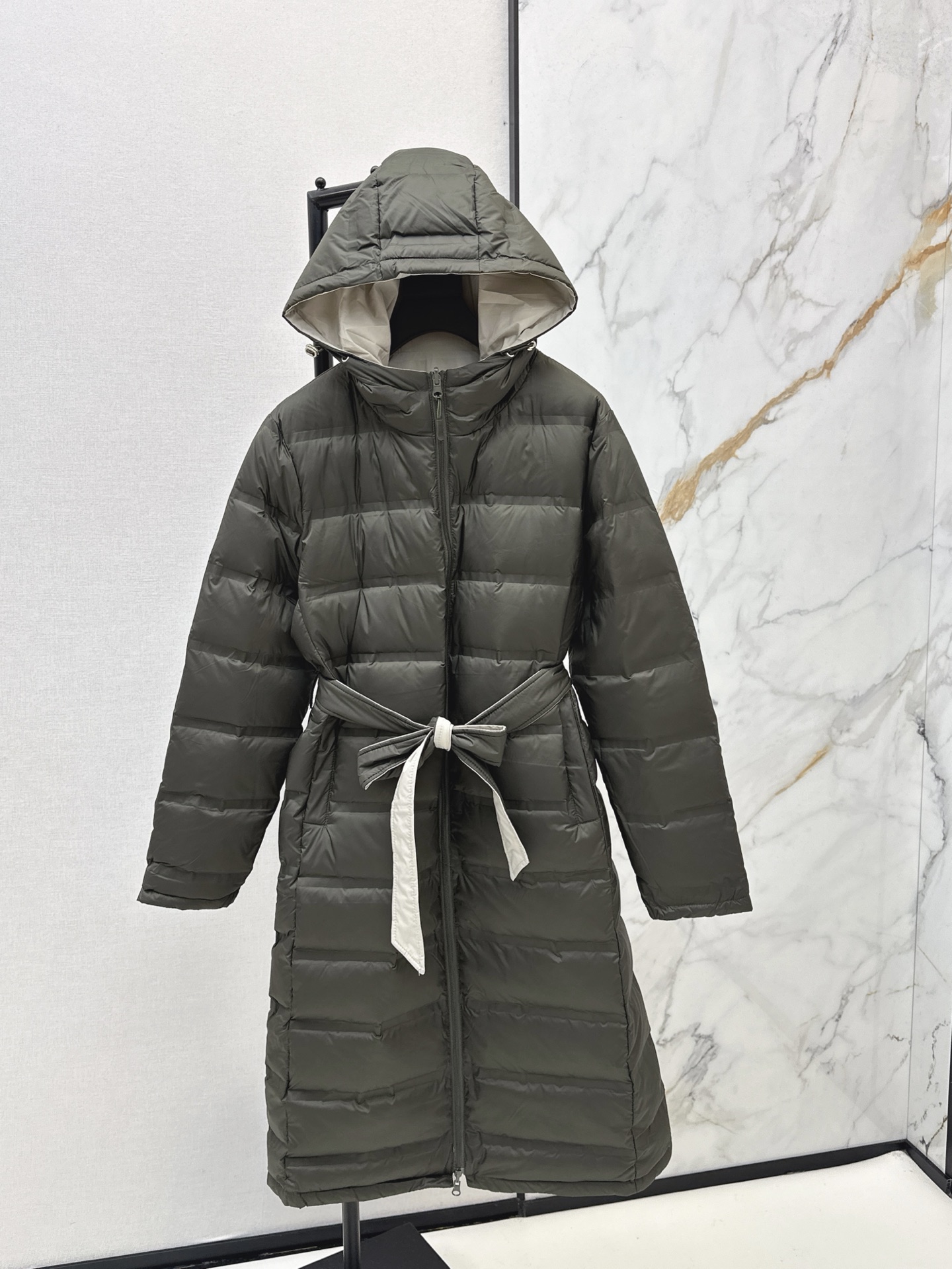 NO:657662,Comes with dust bag Max 25Ss————The latest reversible long hooded down jacket and windbreaker for autumn and winter. It can be worn multiple times. Three-dimensional long H-shaped cut. Versatile and not picky. Keeps warm and avoids bloat. National standard 90 velvet filling. Imported fabric texture is great. Imported machine-sewn smooth line work can be used as a small outer layer. It can also be layered as a base coat. A very practical item. Three-color mlxl, jackets & coats, down  jacket,hats,alexander wang19860909配防尘袋Max 25Ss————秋冬最新款双面可穿长款连帽羽绒服风衣 一衣多穿 立体长款H版型裁剪 百搭不挑人 保暖拒绝臃肿 国标90绒填充 进口面料质感超赞 进口机缝制流畅线条工可以当小外搭 也可以打底叠加外套大衣 很实穿的单品 三色mlxl,,jackets & coats,down jacket,hats,alexander wang,Women's clothing