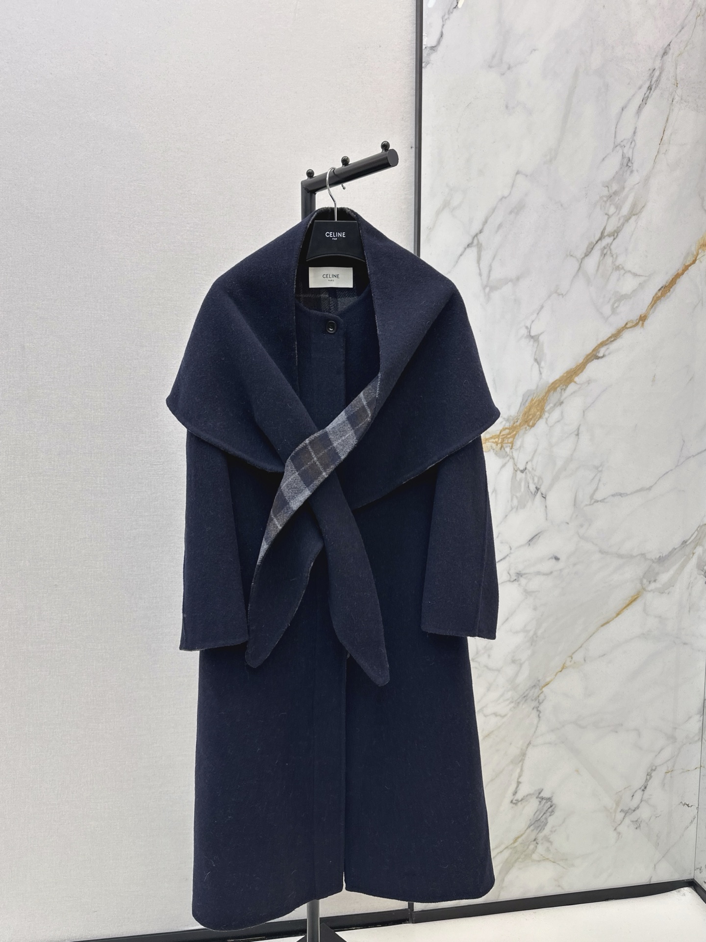 NO:657694,Equipped with dust bag Ce 25Ss————The latest autumn and winter style must-have for this season High-smart delivery triangle scarf double-sided denim coat Korean style girl outfit New autumn and winter product layering artifact Handmade double-sided nylon fabric H version elegant intellectual temperament Gentle imported wool camel velvet fabric texture is quite wide and stylish Not picky H version temperament capable Versatility and fashionable upper body makes you look thin and tall Three colors are available for sale sml,, alexander wang19860909配防尘袋Ce 25Ss————秋冬最新款本季必入高智感配送三角巾双面尼大衣韩系小姐姐穿搭 秋冬新品叠搭神器 纯手工制作双面尼面料 H版型优雅知性气质温柔 进口羊毛骆驼绒面料质感挺阔有型 不挑人H版型气质干练 百搭时髦上身显瘦又高挑 三色现货发售sml,,alexander wang,Women's clothing