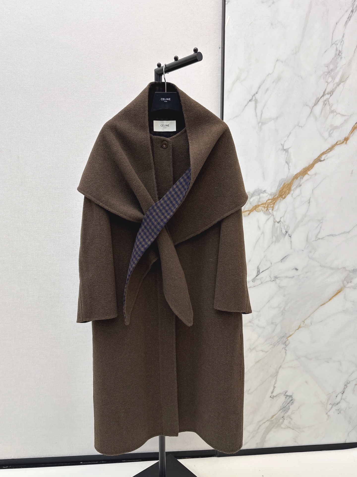 NO:657689,Equipped with dust bag Ce 25Ss————The latest autumn and winter style must-have for this season High-smart delivery triangle scarf double-sided denim coat Korean style girl outfit New autumn and winter product layering artifact Handmade double-sided nylon fabric H version elegant intellectual temperament Gentle imported wool camel velvet fabric texture is quite wide and stylish Not picky H version temperament capable Versatility and fashionable upper body makes you look thin and tall Three colors are available for sale sml,, alexander wang19860909配防尘袋Ce 25Ss————秋冬最新款本季必入高智感配送三角巾双面尼大衣韩系小姐姐穿搭 秋冬新品叠搭神器 纯手工制作双面尼面料 H版型优雅知性气质温柔 进口羊毛骆驼绒面料质感挺阔有型 不挑人H版型气质干练 百搭时髦上身显瘦又高挑 三色现货发售sml,,alexander wang,Women's clothing