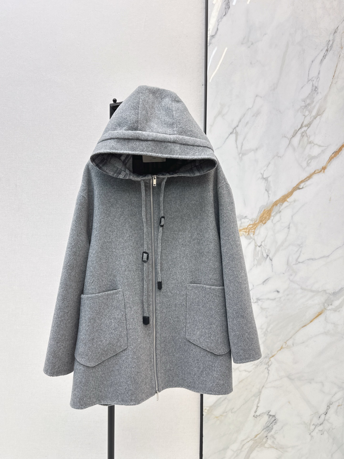 NO:657685,Ce 25Ss————The latest autumn and winter style must-have high-intelligence hooded double-sided nylon mid-length jacket. Korean style young lady outfit. New autumn and winter product layering artifact. Purely handmade double-sided nylon fabric. H version is elegant, intellectual and gentle. The texture of imported wool camel velvet fabric is quite wide and stylish. It is not attractive.  wang19860909Ce 25Ss————秋冬最新款本季必入高智感连帽双面尼中长款外套 韩系小姐姐穿搭 秋冬新品叠搭神器 纯手工制作双面尼面料 H版型优雅知性气质温柔 进口羊毛骆驼绒面料质感挺阔有型 不挑人H版型气质干练 百搭时髦上身显瘦又高挑 两色现货发售sml,,jackets & coats,hats,alexander wang,Women's clothing