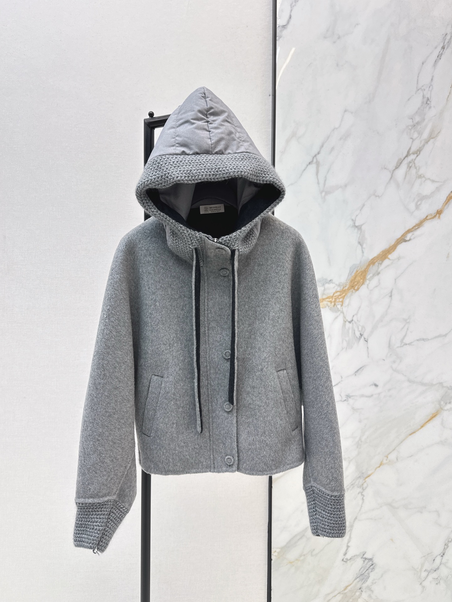 NO:657681,Equipped with dust bag Max 25Ss————The latest spliced ​​double-sided woolen hooded short down jacket in autumn and winter. The splicing wool design is great~~Classic Os tailoring and splicing methods. Machine-sewn freeze-frame. Classic, fashionable and handsome. The national standard 90 velvet imported recycled nylon fabric has a great texture. Imported machine sewing. Recommended three colors for sale in stock. SML,,jackets & coats,down jacket,hats,alexander wang19860909配防尘袋Max 25Ss————秋冬最新款拼接双面呢连帽短款羽绒服外套拼接羊毛设计感很赞～～经典Os剪裁搭配拼接做法 机缝定格 经典时髦又帅气 国标90绒进口再生尼龙面料质感超赞 进口机缝制 推荐三色现货发售sml,,jackets & coats,down jacket,hats,alexander wang,Women's clothing