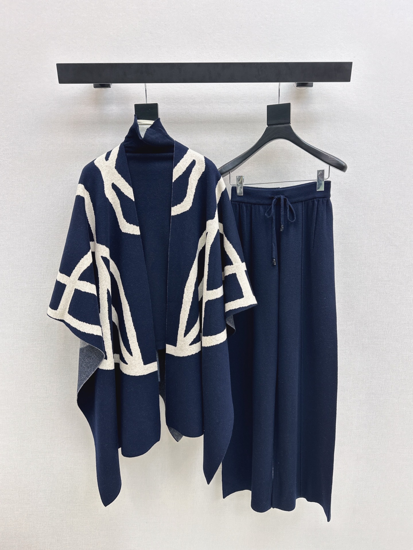 NO:657677,Recommended hot item: Max 25Ss - the latest early autumn knitted suit poncho jacket + turtleneck bottoming shirt + elastic waist straight pants. Exquisite beauty. The overall feeling is simple and elegant. When paired together, it gives you a gentle, beautiful and touching feeling. The color and pattern are impeccable. A must-have set for lazy people. It looks good no matter how you wear it. The fabric texture is excellent. It is made of customized wool fabric. The details are in place. Available in one set. Three colors available for sale sml,, jackets &  coats,alexander wang19860909爆单款推荐 Max 25Ss———早秋最新款针织套装斗篷外套+高领打底衫+松紧腰直筒裤 精致美感 整体给人感觉特别的简约大气 一套搭配起来给你人一种温柔美丽动人的感觉 颜色跟版型都无可挑剔 懒人必备一套怎么搭都好看 面料质感一绝 采用的是定制羊毛面料 细节很到位 一套出 三色现货发售sml,,jackets & coats,alexander wang,Women's clothing