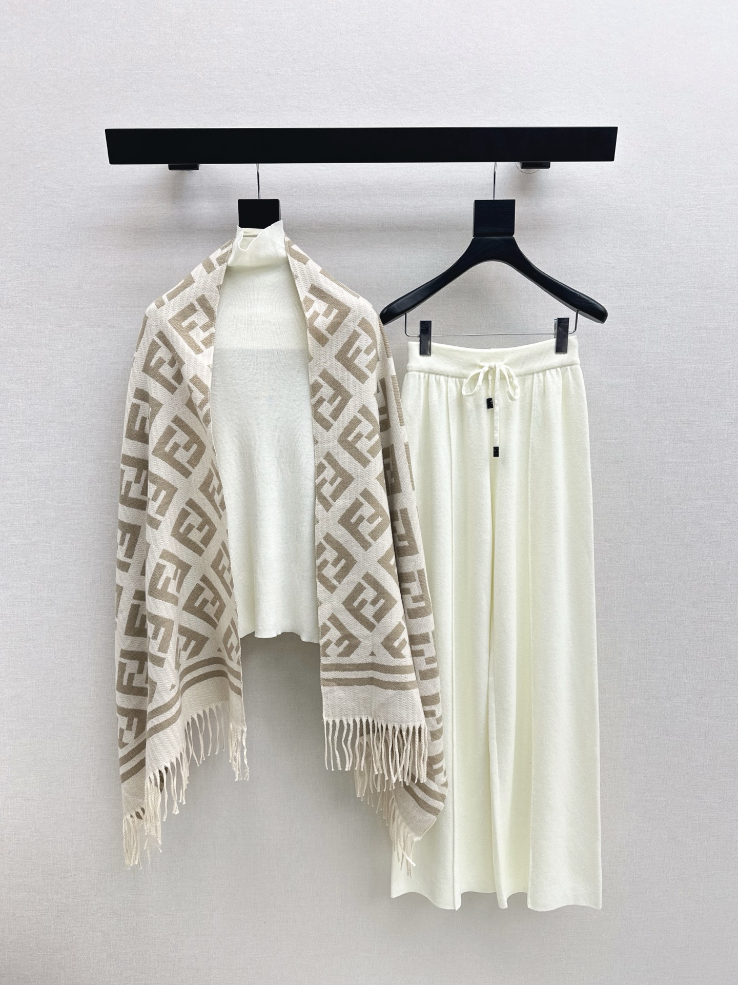 NO:657669,Recommended hot item: FD 25Ss - the latest early autumn knitted suit with logo presbyopia shawl + turtleneck bottoming shirt + elastic waist straight pants. Exquisite beauty. The overall feeling is simple and elegant. When paired together, it gives you a gentle, beautiful and moving feeling. The color and pattern are impeccable. A must-have for lazy people. It looks good no matter how you wear it. The texture of the fabric is excellent. It is made of custom-made wool fabric. The details are in place. Available in one set.  Three colors ready for sale sml, shawls, alexander wang19860909爆单款推荐 FD 25Ss———早秋最新款针织套装logo老花披肩+高领打底衫+松紧腰直筒裤 精致美感 整体给人感觉特别的简约大气 一套搭配起来给你人一种温柔美丽动人的感觉 颜色跟版型都无可挑剔 懒人必备一套怎么搭都好看 面料质感一绝 采用的是定制羊毛面料 细节很到位 一套出 三色现货发售sml,,shawls,alexander wang,Women's clothing