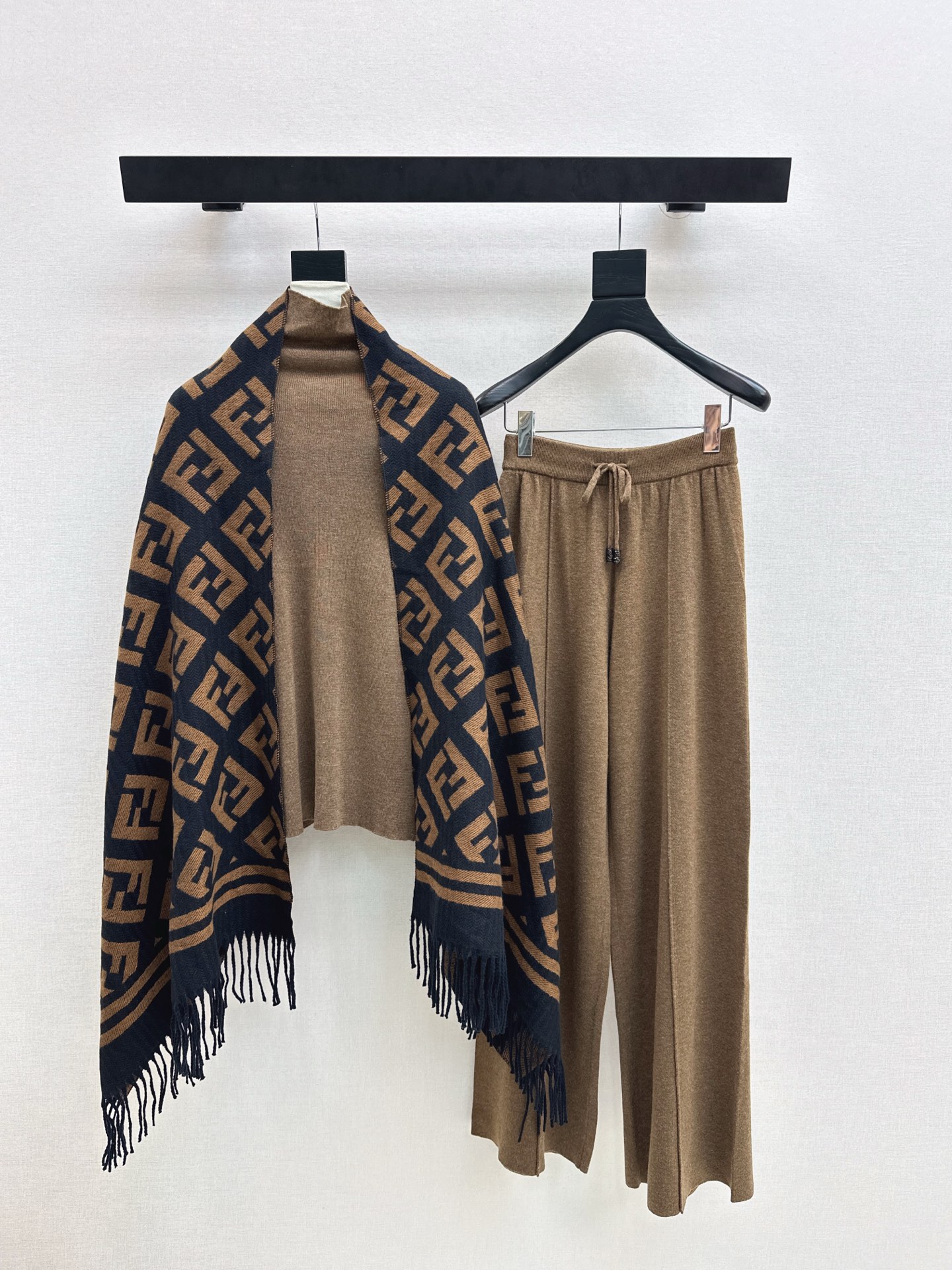 NO:657665,Recommended hot item: FD 25Ss - the latest early autumn knitted suit with logo presbyopia shawl + turtleneck bottoming shirt + elastic waist straight pants. Exquisite beauty. The overall feeling is simple and elegant. When paired together, it gives you a gentle, beautiful and moving feeling. The color and pattern are impeccable. A must-have for lazy people. It looks good no matter how you wear it. The texture of the fabric is excellent. It is made of custom-made wool fabric. The details are in place. Available in one set.  Three colors ready for sale sml, shawls, alexander wang19860909爆单款推荐 FD 25Ss———早秋最新款针织套装logo老花披肩+高领打底衫+松紧腰直筒裤 精致美感 整体给人感觉特别的简约大气 一套搭配起来给你人一种温柔美丽动人的感觉 颜色跟版型都无可挑剔 懒人必备一套怎么搭都好看 面料质感一绝 采用的是定制羊毛面料 细节很到位 一套出 三色现货发售sml,,shawls,alexander wang,Women's clothing