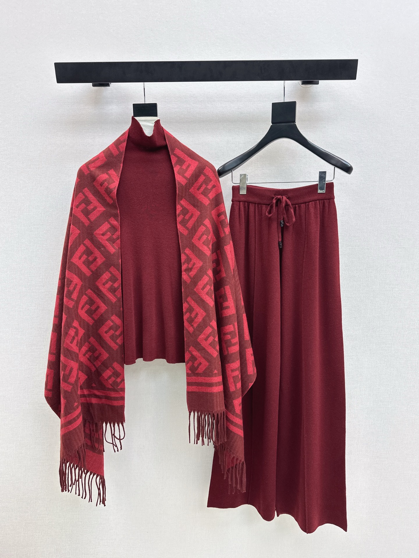 NO:657661,Recommended hot item: FD 25Ss - the latest early autumn knitted suit with logo presbyopia shawl + turtleneck bottoming shirt + elastic waist straight pants. Exquisite beauty. The overall feeling is simple and elegant. When paired together, it gives you a gentle, beautiful and moving feeling. The color and pattern are impeccable. A must-have for lazy people. It looks good no matter how you wear it. The texture of the fabric is excellent. It is made of custom-made wool fabric. The details are in place. Available in one set.  Three colors ready for sale sml, shawls, alexander wang19860909爆单款推荐 FD 25Ss———早秋最新款针织套装logo老花披肩+高领打底衫+松紧腰直筒裤 精致美感 整体给人感觉特别的简约大气 一套搭配起来给你人一种温柔美丽动人的感觉 颜色跟版型都无可挑剔 懒人必备一套怎么搭都好看 面料质感一绝 采用的是定制羊毛面料 细节很到位 一套出 三色现货发售sml,,shawls,alexander wang,Women's clothing