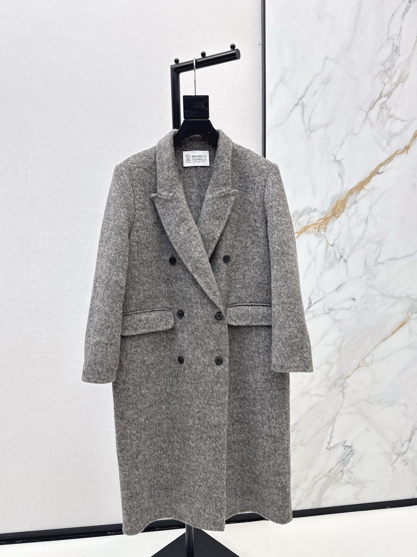 NO:657643,Comes with a dust bag to carry the wind on the road series Bc 25Ss————The latest high-end long coat in autumn and winter. A must-have for autumn and winter. The double-sided nylon wool fabric is very thick. The classic H-shaped cut is above the knee length. The upper body is very slim. The workmanship details are also very good. Two colors are available in stock. sml,, jackets & coats, alexander wang19860909配防尘袋走路带风系列 Bc 25Ss————秋冬最新款高级感长款大衣外套 秋冬的必备款 双面尼羊毛面料很厚实 经典H型剪裁过膝长度版型 上身很显瘦 做工细节也很赞 两色现货发售sml,,jackets & coats,alexander wang,Women's clothing