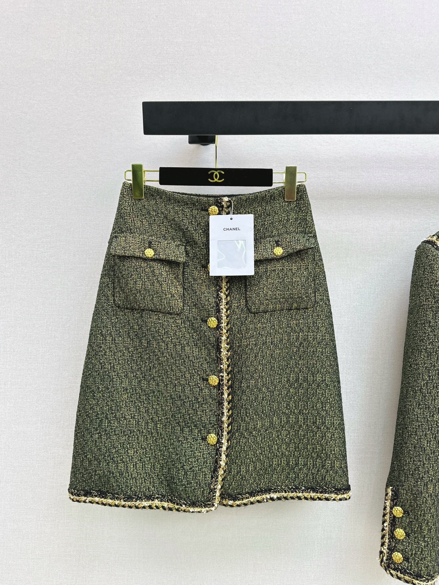 NO:657638,The same style as the catwalk, C Home 26Ss - the latest noble style exquisite woven suit in early spring. Stand-up collar double pocket woven jacket + mid-length high-waist skirt. The upper body is like a chaebol lady. The extravagance is very high-end. It is suitable for dating or commuting. It has a natural temperament and is versatile when worn separately. The yb custom woven fabric is very thick. If you look closely, it has the visual sense of Blingbling.  One color separately available for sale sml,,chanel,skirts,jackets & coats,alexander wang19860909走秀同款 C家 26Ss————早春最新款贵气范儿精致编织套装 立领双口袋编织外套+中长款高腰半裙 上身就是那种财阀小姐姐调调 贵气加分很高级 不管是约会或者通勤都很适合 浑然天成的气质感 分开穿也很百搭 yb定制编织面料很厚实 细看是有Blingbling的视觉感 一色分开发现货发售sml,,chanel,skirts,jackets & coats,alexander wang,Women's clothing