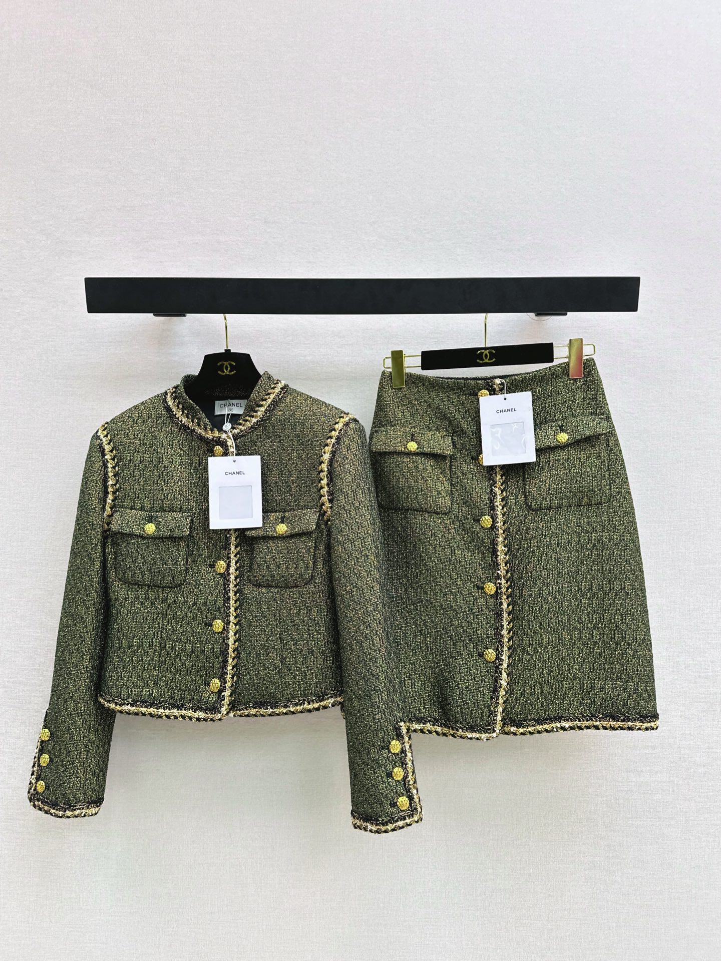 NO:657632,The same style as the catwalk, C Home 26Ss - the latest elegant and elegant woven suit in early spring. Stand-up collar double pocket woven jacket + mid-length high-waisted skirt. The upper body is like a chaebol lady. The extravagance is very high-end. It is suitable for dating or commuting. It has a natural temperament and is versatile when worn separately. The yb custom woven fabric is very thick. If you look closely, you can see the visual sense of Blingbling. One color separates are available for sale sml  outside,,chanel,skirts,jackets & coats,alexander wang19860909走秀同款 C家 26Ss————早春最新款贵气范儿精致编织套装 立领双口袋编织外套+中长款高腰半裙 上身就是那种财阀小姐姐调调 贵气加分很高级 不管是约会或者通勤都很适合 浑然天成的气质感 分开穿也很百搭 yb定制编织面料很厚实 细看是有Blingbling的视觉感 一色分开发现货发售sml 外,,chanel,skirts,jackets & coats,alexander wang,Women's clothing