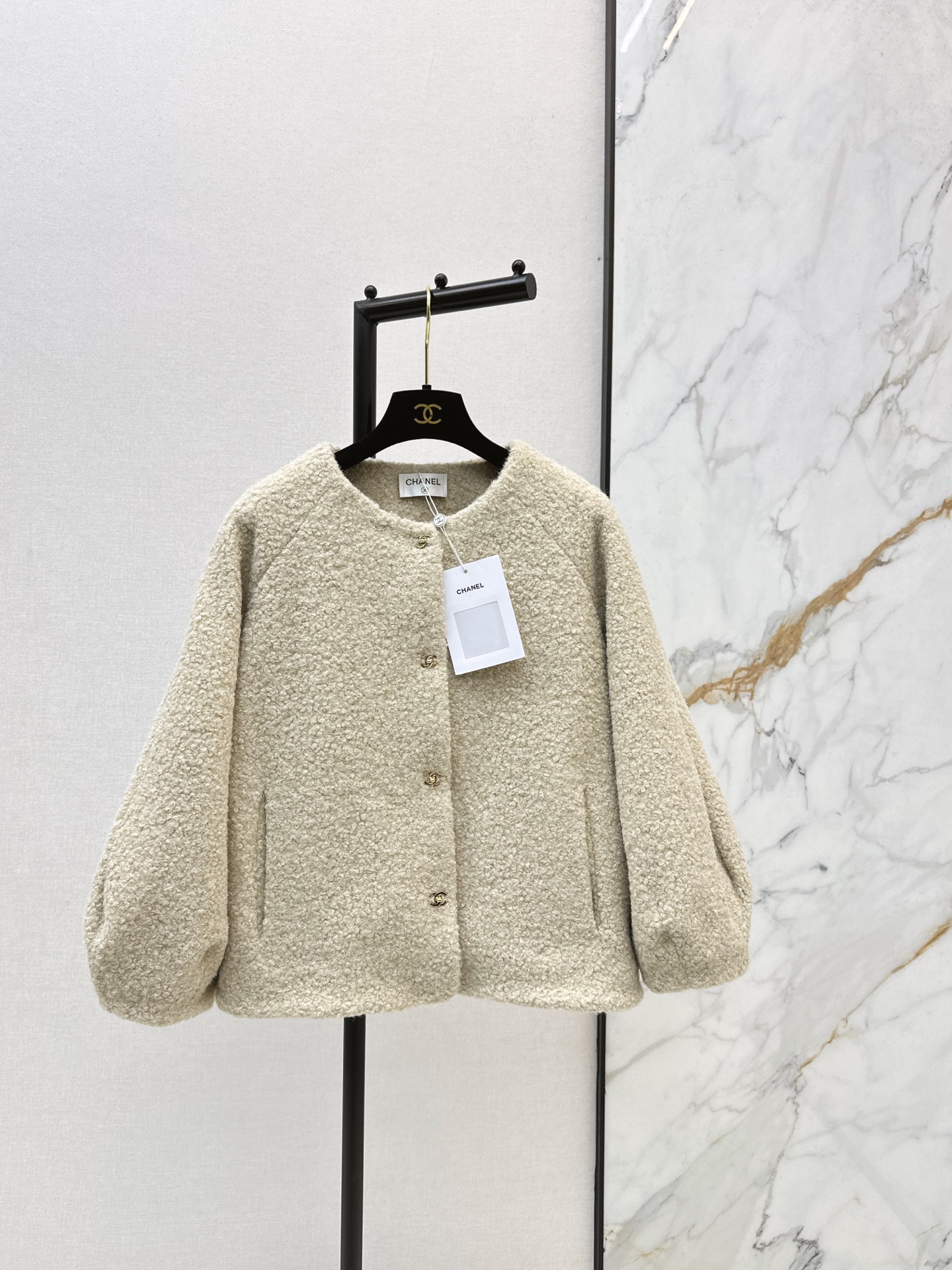 NO:657626,Exclusive model ~ C Home 25Ss————The latest vintage vintage warm teddy bear jacket in autumn and winter. A must-have in winter. So cute and lazy. Super age-reducing. Wear tights and long boots in winter. It is cool and stylish. It can also show your body proportions. Made of environmentally friendly lamb wool. Lantern sleeve design. Full of retro atmosphere. Available in one color. SML,,chanel,boots,jackets & coats,alexander wang19860909独家款～ C家 25Ss————秋冬最新款Vintage温暖的泰迪熊外套 大冬天必备 太萌了小慵懒范儿 超级减龄 冬天穿个紧身裤和长靴子 又酷又飒本人了 又能显身材比例 采用环保羊羔毛 灯笼袖设计 复古氛围感拉满 一色现货发售sml,,chanel,boots,jackets & coats,alexander wang,Women's clothing