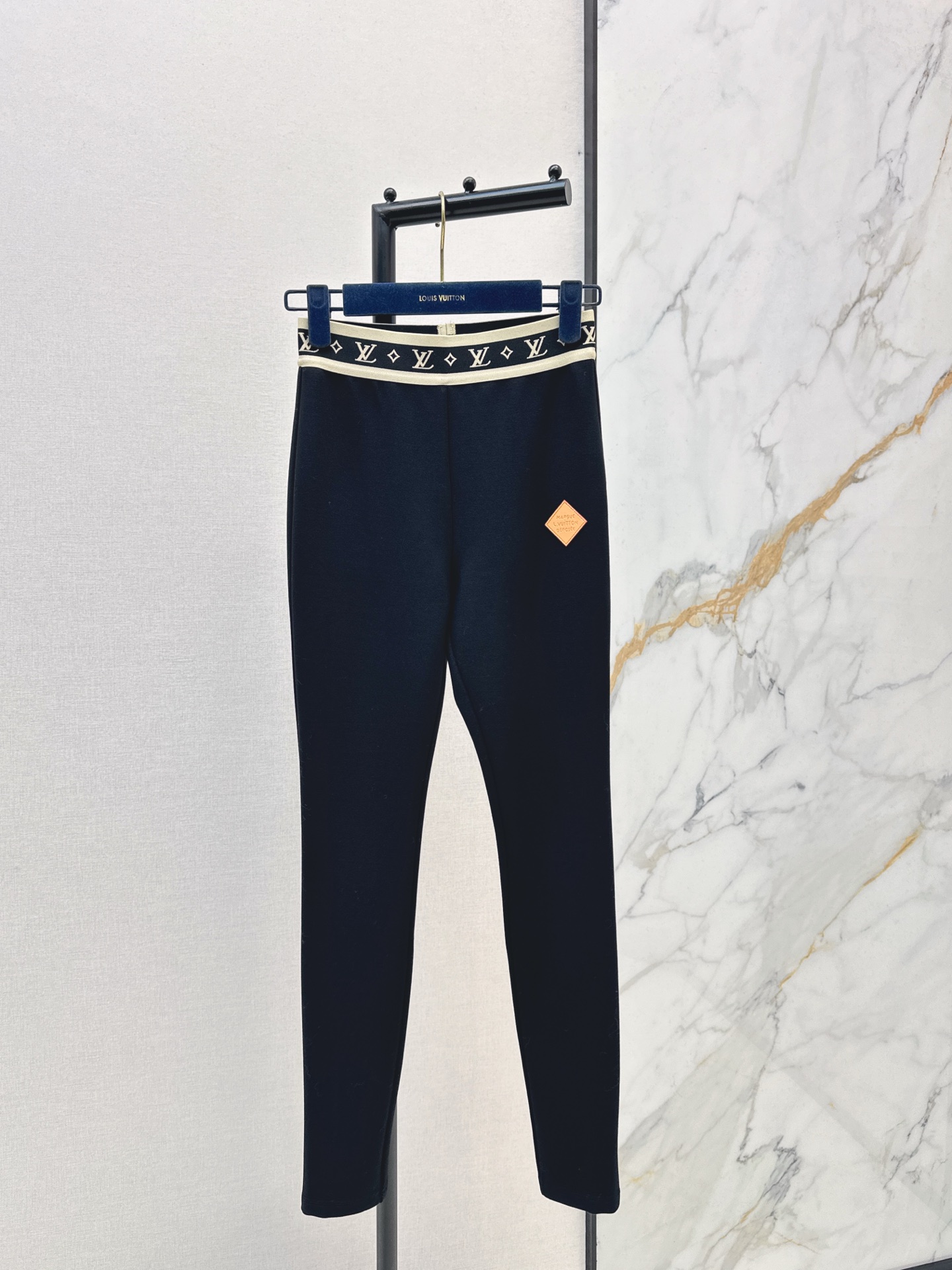 NO:658475,Ljia 25Ss————The latest style of threaded velvet leggings for autumn and winter. Mid-high waist elastic leggings. Tight and super slim. Comfortable and easy to wear. The body looks slim and tall. Super versatile. A must-have for the goddess’ wardrobe. One color ready for sale. sml, louis vuitton, alexander wang19860909L家 25Ss————秋冬最新款螺纹加绒打底裤 中高腰弹力打底版型 紧身超显瘦 舒适好穿上身显瘦又高挑 超百搭 女神衣橱必备款 一色现货发售sml,,louis vuitton,alexander wang,Women's clothing