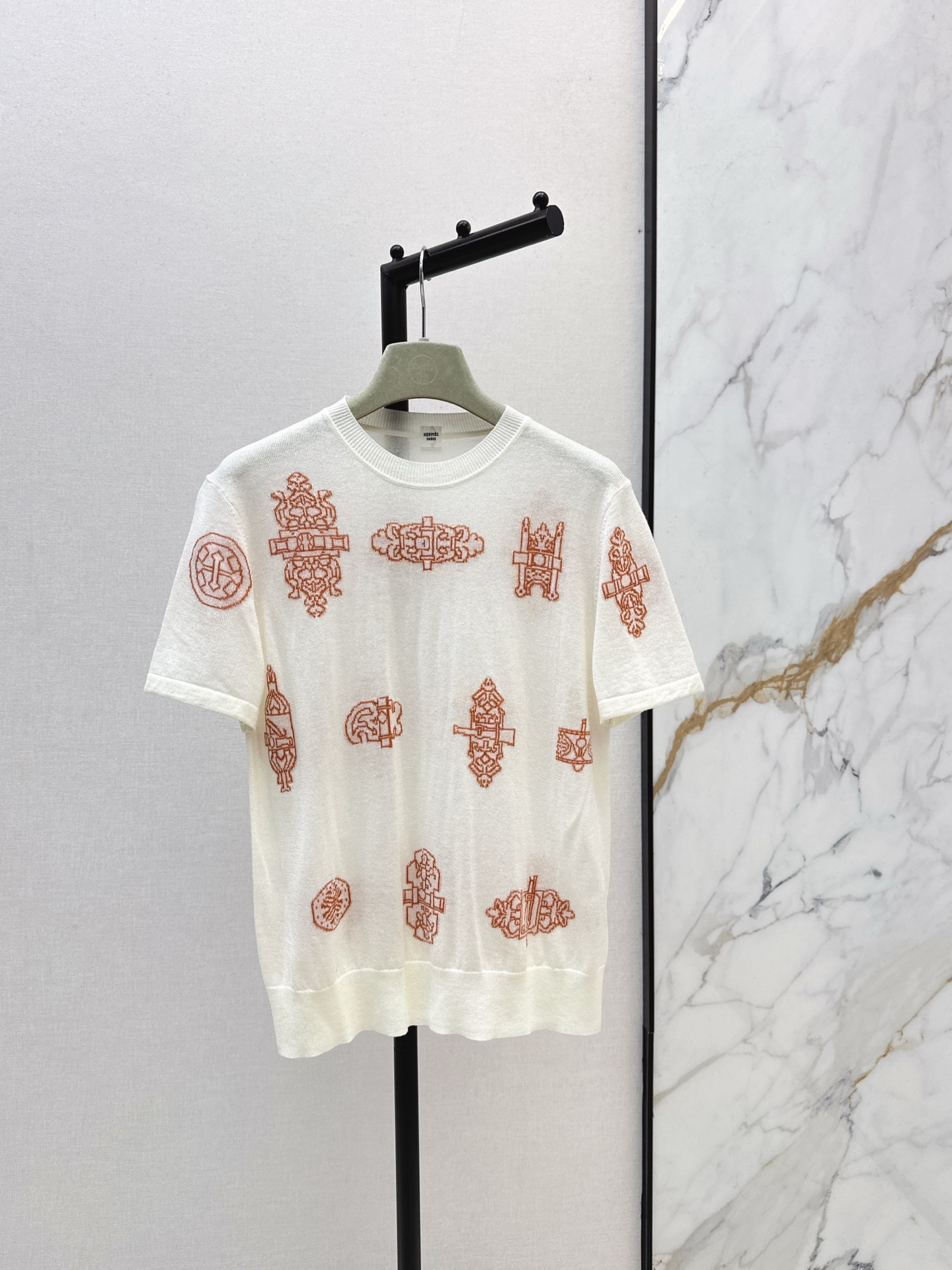 NO:658470,High sense of wear Her 26Ss————The latest jacquard short-sleeved top in early spring, customized wool yarn, exquisite and soft feel, incomparable. The positioning jacquard craft pattern is fashionable and generous. The temperament round neck is elegant and fashionable. The classic version is not picky on the upper body, looks slim and versatile. Highly recommended as a must-have item. Two colors are available for sale sml,, T-shirt, alexander wang19860909高知感穿搭 Her 26Ss————早春最新款提花短袖上衣定制羊毛纱线细腻柔软的手感无敌赞 定位提花工艺图案时髦大方 气质圆领优雅又时髦 经典版型不挑人上身显瘦又百搭 强烈推荐必入单品 两色现货发售sml,,T-shirt,alexander wang,Women's clothing