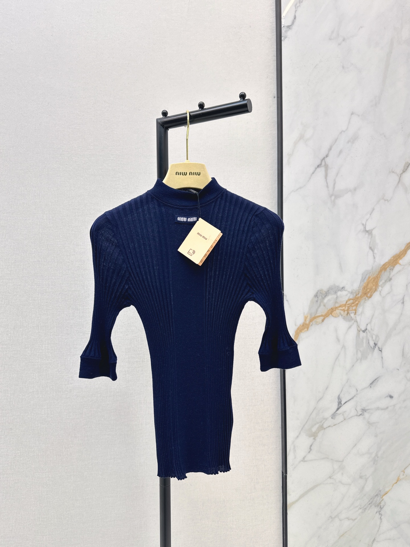 NO:658468,Miu 26Ss - the latest early spring ribbed knitted wool round neck short-sleeved sweater with logo letters. The fine wool yarn enhances the texture of this ribbed knitted pattern, showing the classic Miu style Feel~~ One color ready for sale sml,, miumiu, T-shirt, alexander wang19860909Miu 26Ss————早春最新款罗纹针织羊毛圆领徽标字母短袖针织衫精细羊毛纱线提升了这款罗纹针织图案的质感 展现了缪系经典穿搭Feel～～ 一色现货发售sml,,miumiu,T-shirt,alexander wang,Women's clothing