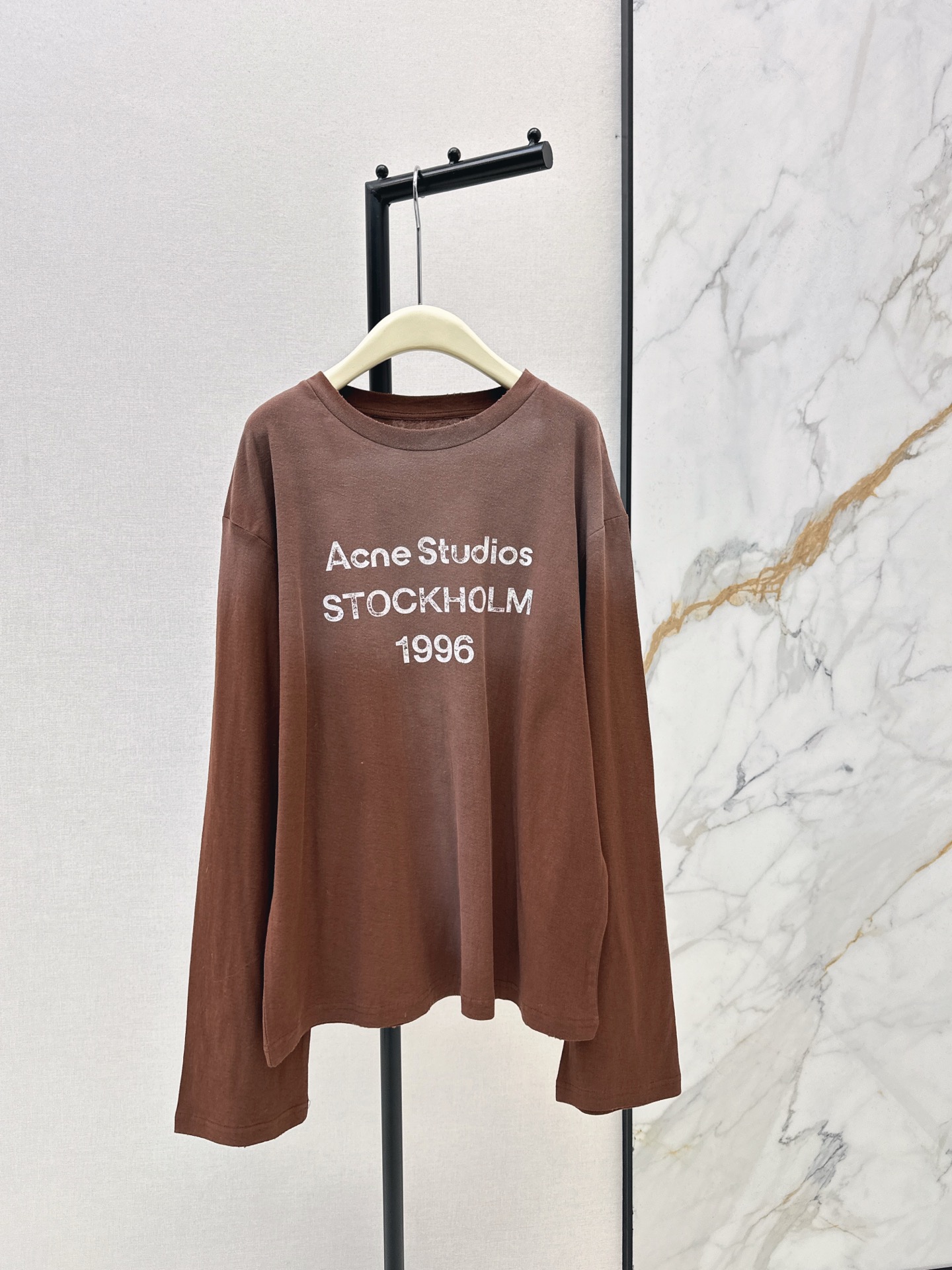 NO:658464,Anc～E 26Ss——————The latest heavy-duty washed distressed letter top in early spring, customized cotton material, comfortable texture, stretchy and easy to wear, round neck long-sleeved top cut, iconic letter logo decoration on the chest, treated with natural old-fashioned washing process, showing irregular whitening and distressed effect, fashionable and retro, loose fit tailoring, wearing slim and loose, fashionable and advanced, one color ready for sale sml,,alexander wang19860909Anc～E 26Ss—————早春最新款重工水洗做旧字母上衣定制棉材质质感舒适 弹力好穿 圆领长袖上衣裁剪 胸前标志性字母标装饰 以自然做旧水洗工艺处理 呈现不规则泛白做旧效果 时尚复古 宽松版型剪裁 穿搭显瘦松弛 时尚高级 一色现货发售sml,,alexander wang,Women's clothing