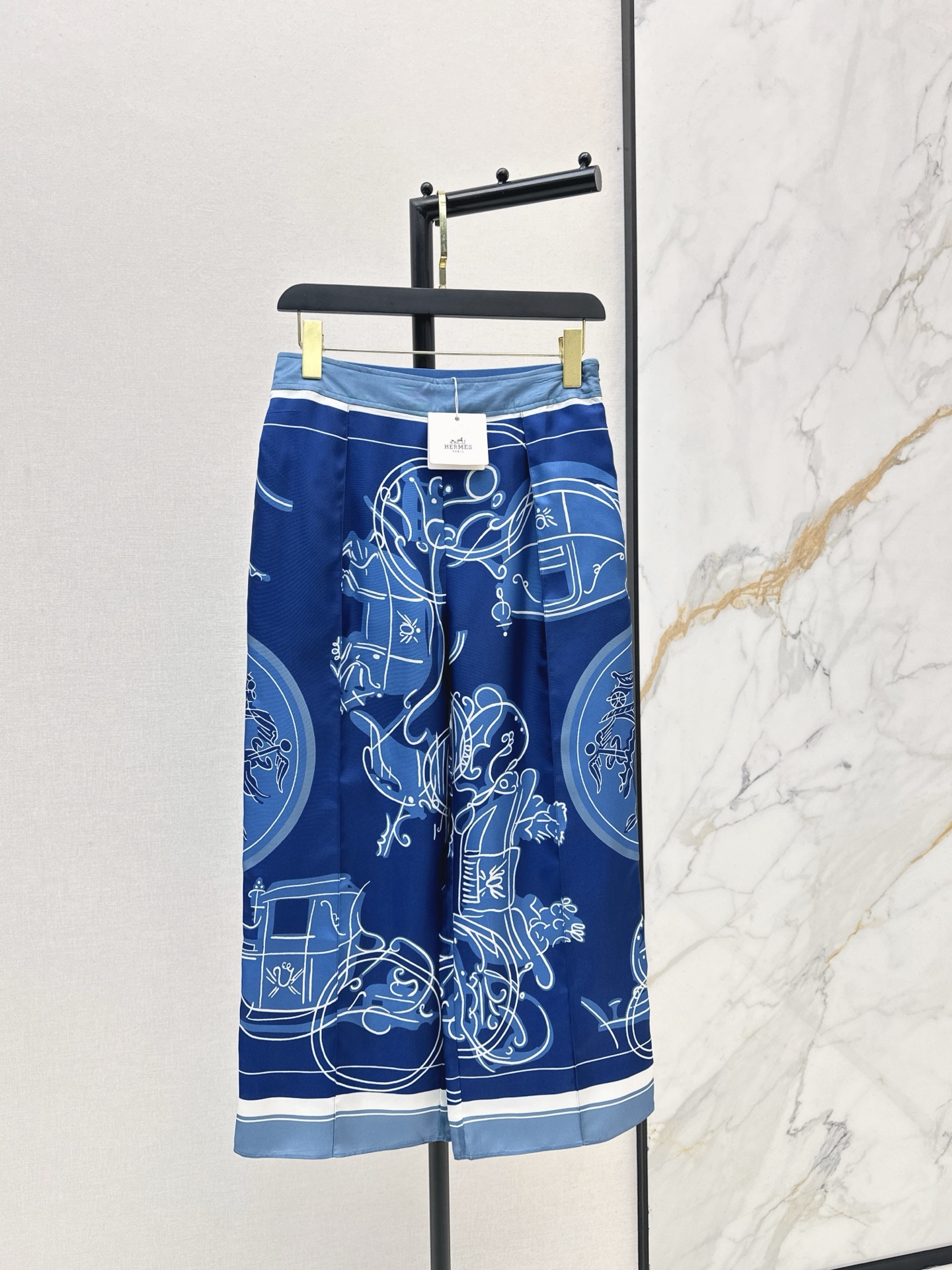 NO:658460,Her 26Ss————The latest printed silk wide-leg straight pants in early spring. The texture is 100% silk twill. The temperament toothpick line pleated straight pants are casual and generous. The perfect color matching and full-position printing are super high-end. The version is not picky and the upper body is super slim. Two colors are available for sale smlxl, real silk, alexander wang.19860909Her 26Ss————早春最新款印花真丝阔腿直筒裤百分百真丝斜纹绸质感超赞 气质牙签线压褶直筒裤型随性大方 绝美配色全定位印花超高级 版型不挑人上身超显瘦 两色现货发售smlxl,,real silk,alexander wang,Women's clothing