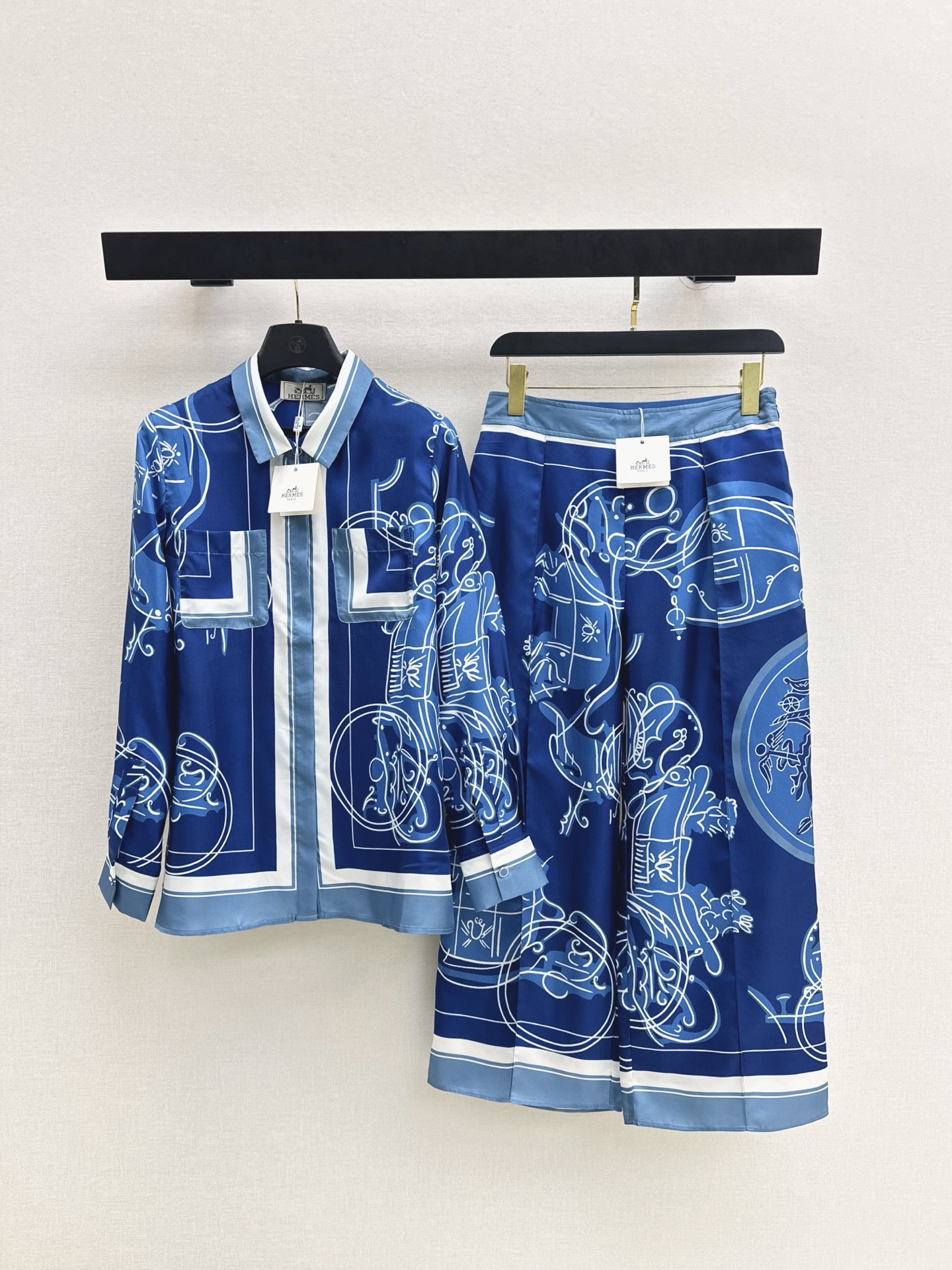 NO:658458,Her 26Ss————The latest printed silk shirt in early spring. Recommended to match. The texture of 100% silk twill is great. The small lapels are loose and casual. The color is super high-end and the full-position printing is super high-end. The shape is not picky and the upper body is super slim. Two colors are available in stock. smlxl, shirts, real silk, alexander wang19860909Her 26Ss————早春最新款印花真丝衬衫 推荐一套搭配 百分百真丝斜纹绸质感超赞 气质小翻领宽松版型随性大方 绝美配色全定位印花超高级 版型不挑人上身超显瘦 两色现货发售smlxl,,shirts,real silk,alexander wang,Women's clothing