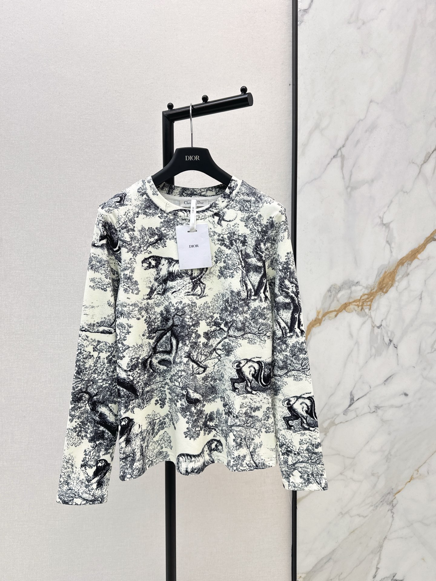 NO:658456,CD 26Ss————The latest classic jungle pattern printed German velvet bottoming shirt in early spring. It is high-end and elegant. It is soft and stretchy and very comfortable. It has a full sense of high-end wear. Innovative fabrics are light and soft. The real thing is very good. It shows your figure. The upper body is fashionable and versatile. It looks good. Two colors are available now. sml,, alexander wang19860909CD 26Ss————早春最新款经典丛林图案印花德绒打底衫 高级大气 柔软弹力很舒服 满满的穿搭高级感 创新面料 轻盈柔软 实物非常赞 显身材 上身洋气百搭 穿搭好看 两色现货发售sml,,alexander wang,Women's clothing