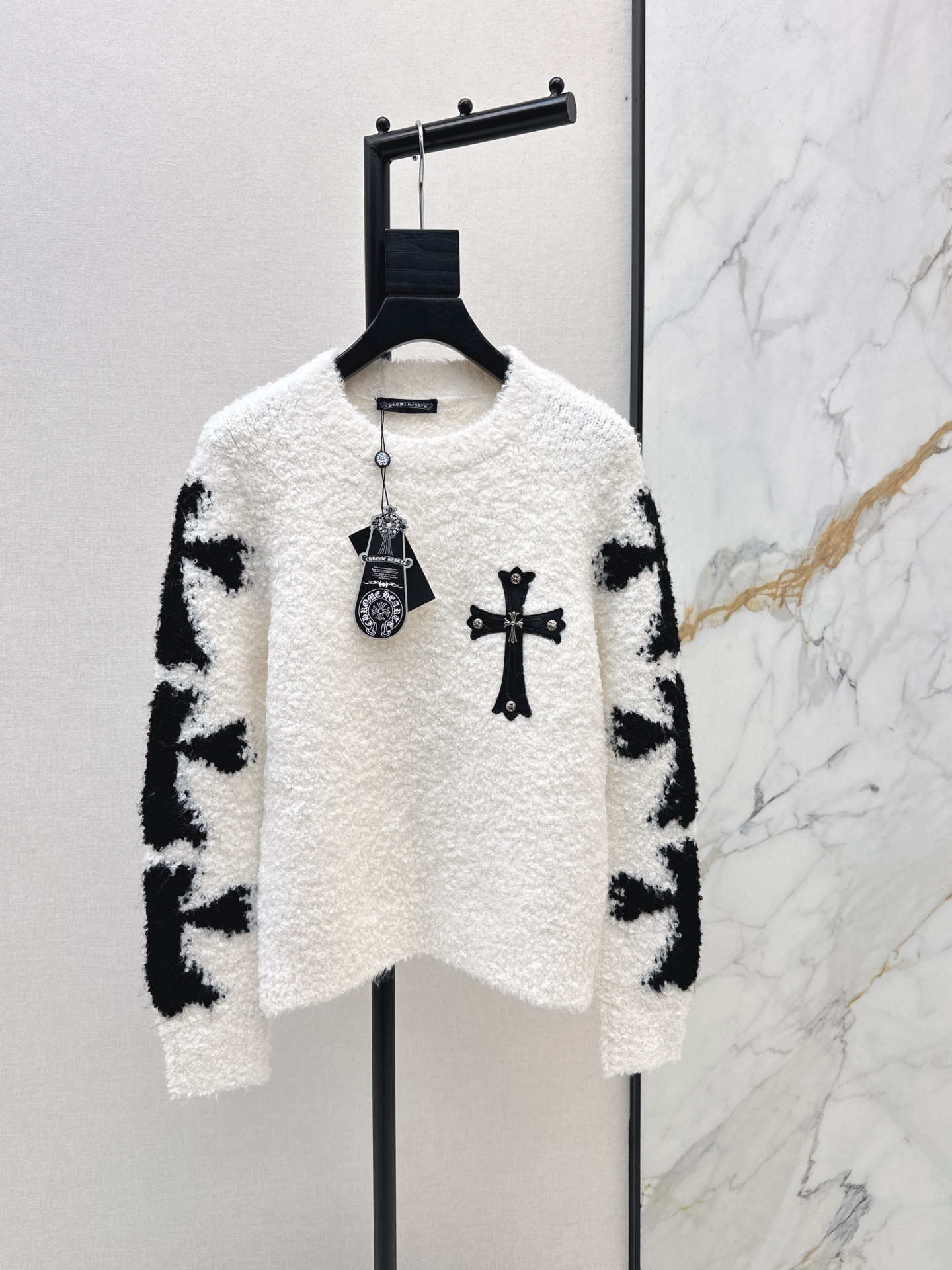 NO:658467,Fashionable design 26Ss————The latest classic pattern-decorated round-neck sweater for early spring. Three-dimensional and loose fit. The pattern logo is fashionable and high-end. The wool is soft and comfortable. The upper body looks slim but not unflattering. Versatile item. One color ready for sale sml,,sweaters,alexander wang19860909时髦设计 26Ss————早春最新款经典图案装饰圆领毛衣 版型立体宽松 图案logo时尚高级 毛料软糯舒适 上身显瘦不挑人 百搭单品 一色现货发售sml,,sweaters,alexander wang,Women's clothing