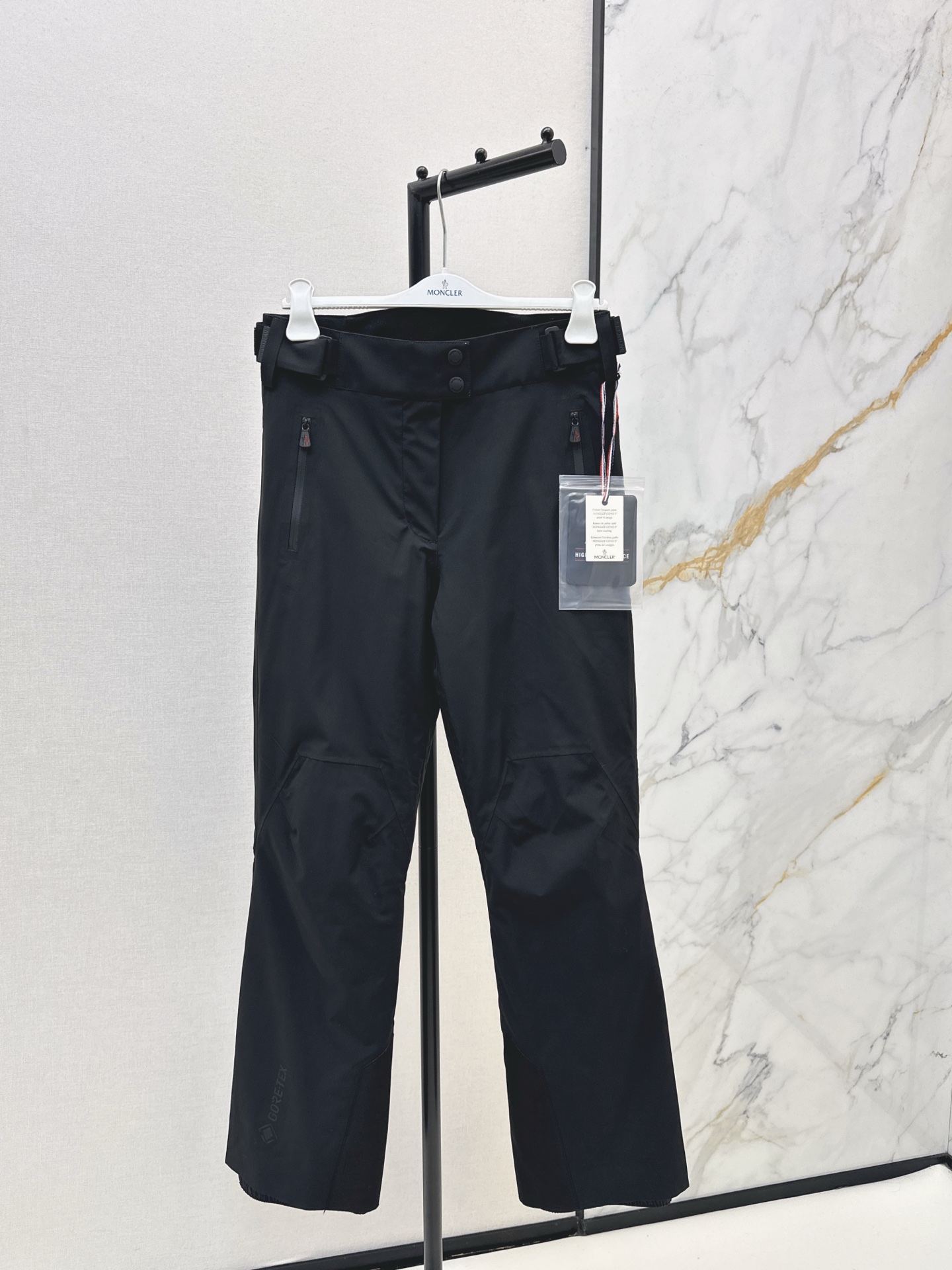 NO:658457,Mc 25Ss - the latest outdoor sports series down ski pants for autumn and winter. Made of windproof and water-repellent technical fabrics. Lightweight and wear-resistant. 3D three-dimensional tailoring. National standard 90 white goose down filling. Comfortable to wear and not restrictive. Elastic waist design. Adjustable Velcro. Fashionable must-have. This outfit is particularly powerful. It can create a taller and slimmer upper body effect at will. American high street handsome and casual temperament. Highly recommended for personal use.  Three colors ready for sale 0/1/2,,down jacket,alexander wang19860909Mc 25Ss————秋冬最新款户外运动系列羽绒滑雪裤 采用防风防泼水科技面料 轻量又耐磨 3D立体裁剪 国标90白鹅绒填充 穿着舒适不束缚 腰部弹力设计 随心调节魔术贴 时髦精必入 这穿搭的功能特别强大 随意打造显高显瘦的上身效果 美式高街帅气随性气质 强烈推荐自留款 三色现货发售0/1/2,,down jacket,alexander wang,Women's clothing