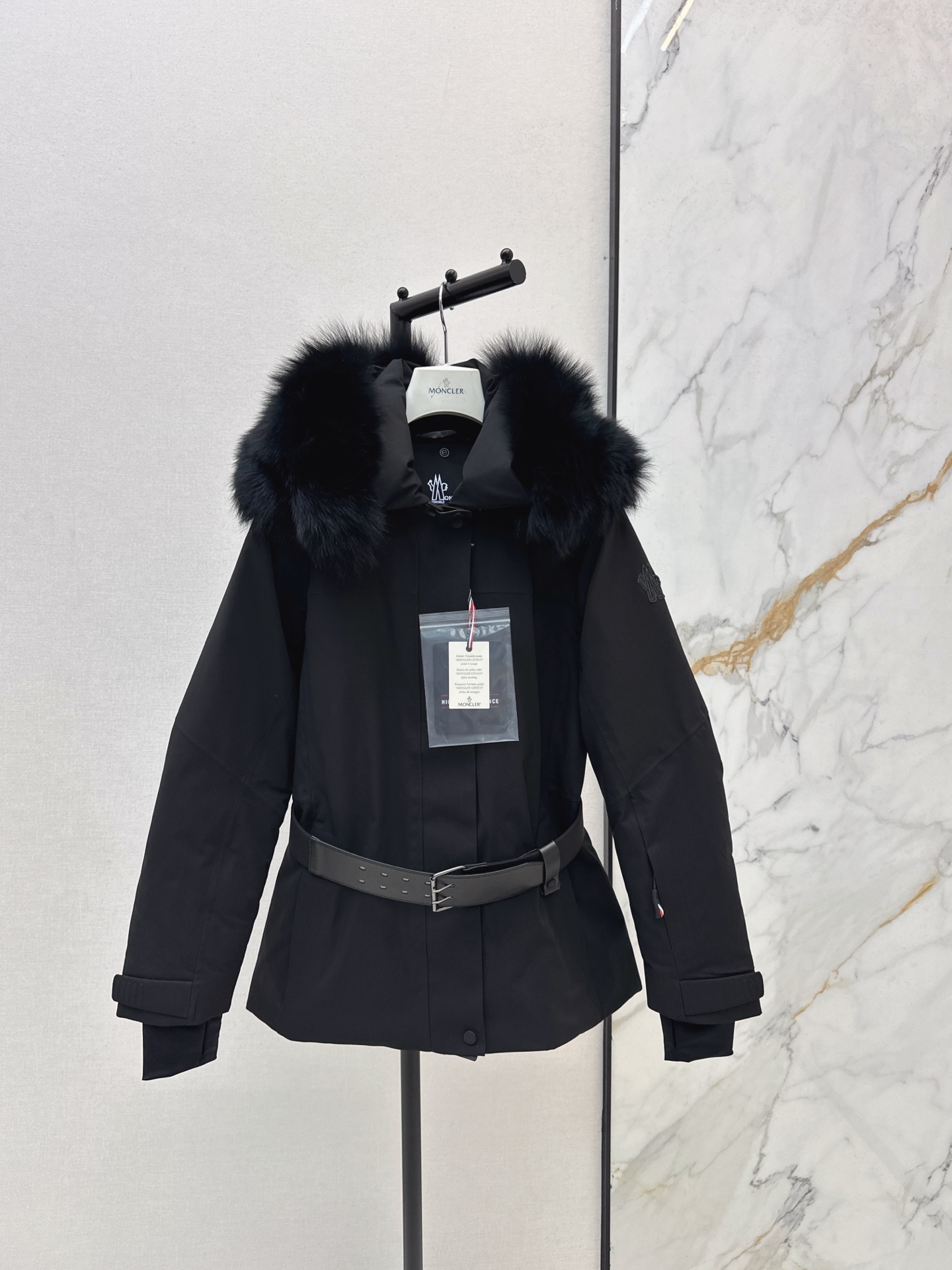 NO:658455,Comes with dust bag Mc 25Ss————The latest autumn and winter outdoor sports series leather buckle belt waisted big fur collar down ski jacket Customized super invincible fox big fur collar lapel Genuinely developed hardware accessories with all details fully processed The leather buckle wide belt is adjustable and outlines the body proportions excellently Nylon technical fabric is windproof and waterproof Versatile fashionable and handsome National standard 90 white goose down filling Keeps warm and avoids bloat Three colors are available for sale on 0/1/2  0,,down jacket,alexander wang19860909配防尘袋Mc 25Ss————秋冬最新款户外运动系列皮扣腰带束腰大毛领羽绒滑雪服 定制超级无敌狐狸大毛领翻领 正品开发五金配件所有细节处理全面到位 皮扣宽腰带可调节 勾勒身型比例超赞 尼龙科技面料防风防水 百搭时髦又帅气 国标90白鹅绒填充 保暖拒绝臃肿 三色现货发售0/1/2 0,,down jacket,alexander wang,Women's clothing