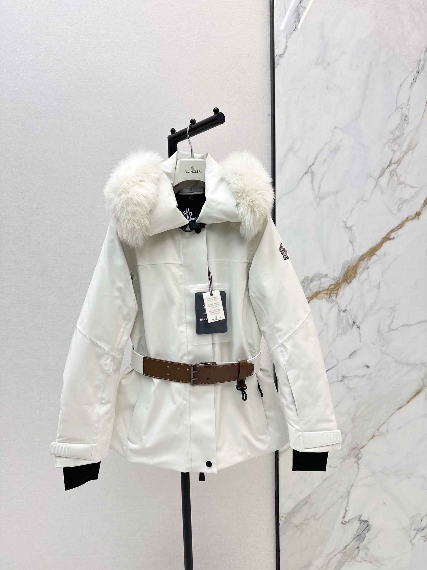 NO:658454,Comes with dust bag Mc 25Ss————The latest autumn and winter outdoor sports series leather buckle belt waisted big fur collar down ski jacket. Customized super invincible fox big fur collar lapel. All details of the genuine development hardware accessories are fully processed. The leather buckle wide belt is adjustable and outlines the body proportions. Nylon technical fabric is windproof and waterproof. Versatile, fashionable and handsome. National standard 90 white goose down filling. Warmth and avoids bloat. Three colors are on sale 0/1/2,,down  jacket,alexander wang19860909配防尘袋Mc 25Ss————秋冬最新款户外运动系列皮扣腰带束腰大毛领羽绒滑雪服 定制超级无敌狐狸大毛领翻领 正品开发五金配件所有细节处理全面到位 皮扣宽腰带可调节 勾勒身型比例超赞 尼龙科技面料防风防水 百搭时髦又帅气 国标90白鹅绒填充 保暖拒绝臃肿 三色现货发售0/1/2,,down jacket,alexander wang,Women's clothing