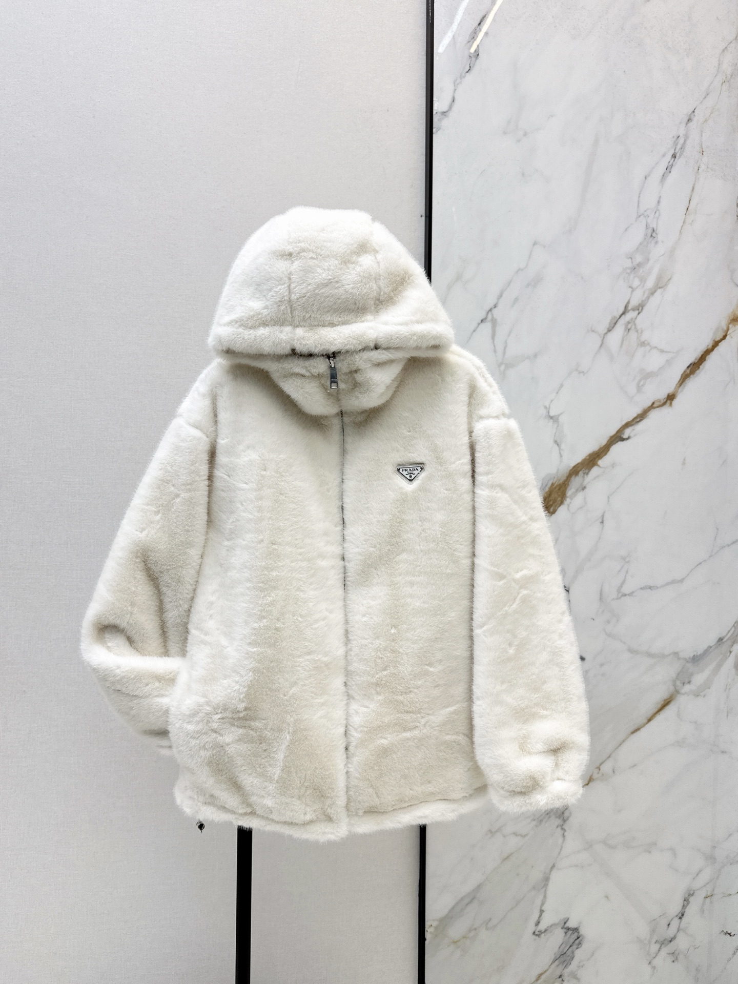 NO:658449,PD 25Ss————The latest autumn and winter hooded eco-friendly fur jacket with triangle logo decoration. It can be worn on both sides. One side is fur and one side is nylon. The two sides can be switched freely. A perfect style king. It needs to be fashionable and warm. It has both. Silhouette style. Lazy atmosphere. Made of eco-friendly fur with a very comfortable wool feel. The upper body is very comfortable and does not compress the body. Two colors are available in stock. sml,, jackets & coats, hats, alexander wang19860909PD 25Ss————秋冬最新款三角标装饰连帽环保皮草外套 双面穿哦 一面皮草 一面是尼龙 两面自由切换 妥妥的造型王 要时髦也要温度 两者兼备 廓形感的版型 慵懒氛围感 采用毛感很舒服的环保皮草 上身很舒服不压身 两色现货发售sml,,jackets & coats,hats,alexander wang,Women's clothing