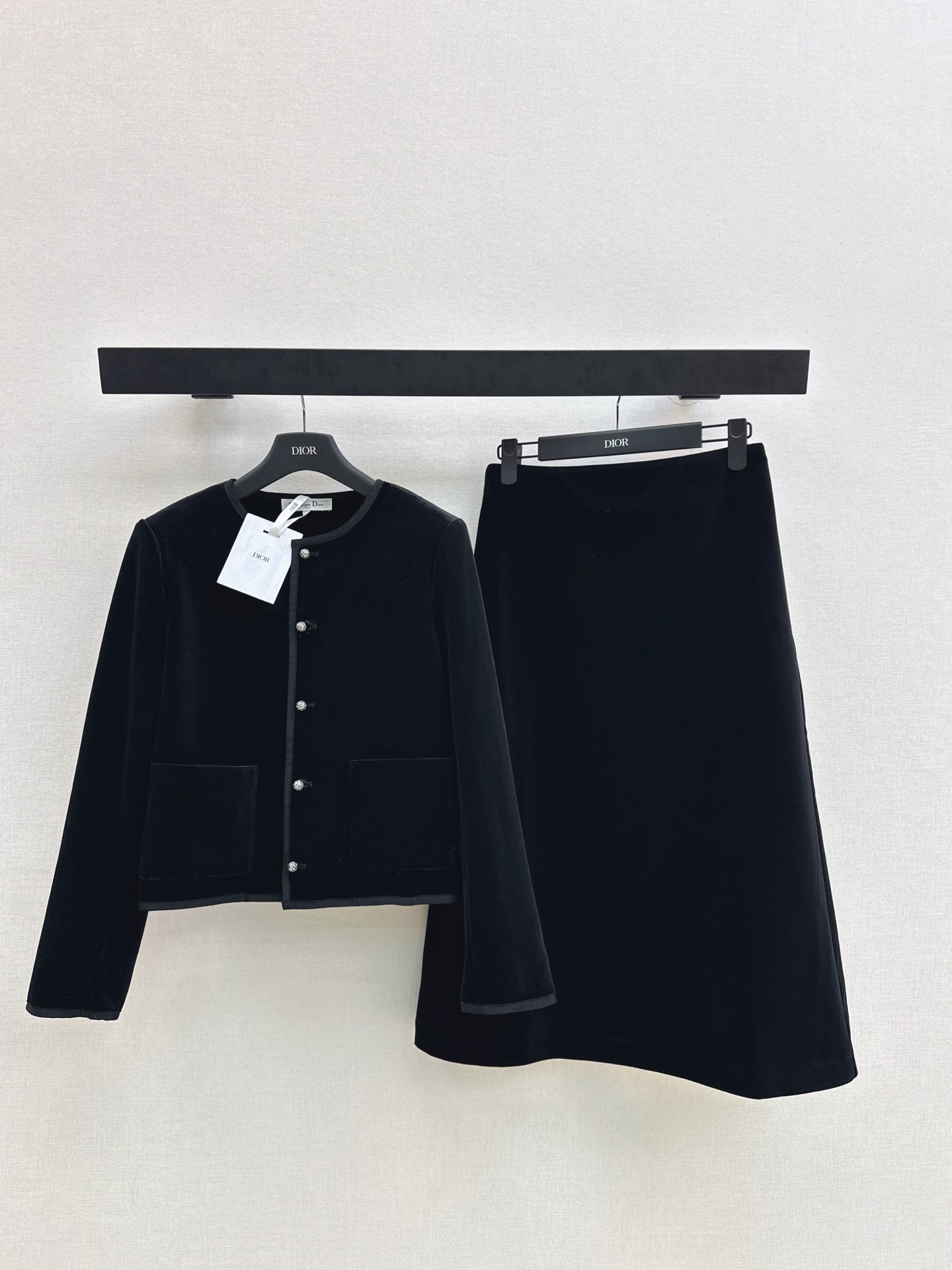 NO:658442,CD 25Ss————The latest French high-end exquisite velvet suit for autumn and winter. Classic box-shaped round neck short jacket + mid-length skirt. One set can easily be worn to create a high-end tone. Customized velvet fabric. The texture is crisp, stylish, capable and elegant. The upper body has a luxurious temperament. It is comfortable, simple and high-end to wear. It is very practical and can be worn for daily commuting. One set is available. SML, skirts, jackets & coats, alexander wang19860909CD 25Ss————秋冬最新款法式高级感精致丝绒套装 经典箱型圆领短款小外套+中长款半裙 一套轻松穿出高级调性 定制天鹅绒面料 质感挺括有型干练优雅 上身自带奢华气质感 穿着舒适简约又有高级感 实穿性超高 通勤日常都很好搭 一套出 一色现货发售sml,,skirts,jackets & coats,alexander wang,Women's clothing