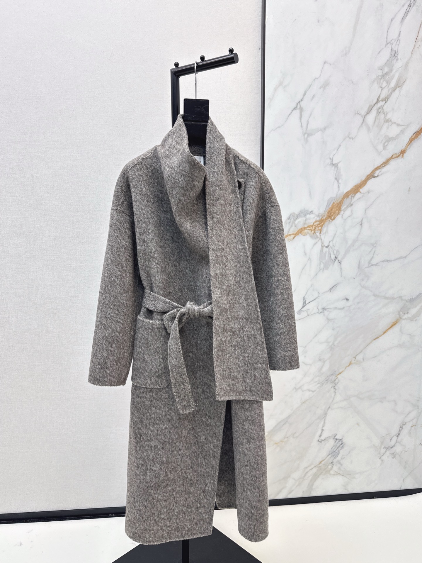 NO:658439,Comes with dust bag Bc 25Ss————The latest autumn and winter style, this season’s must-have high-intellectual ribbon long coat is Korean style for young ladies. New autumn and winter product layering artifact. Purely handmade double-sided nylon fabric with luxurious and high-end feel. Large pockets, elegant, intellectual and gentle temperament. Imported wool camel velvet fabric texture is quite wide and stylish. Not picky H-shaped temperament. Versatile and fashionable upper body makes you look thin and tall. Two colors are on sale now. sml,,  19860909配防尘袋Bc 25Ss————秋冬最新款本季必入高智感飘带长款大衣韩系小姐姐穿搭 秋冬新品叠搭神器 纯手工制作双面尼面料 自带奢华高级感 大口袋优雅知性气质温柔 进口羊毛骆驼绒面料质感挺阔有型 不挑人H版型气质干练 百搭时髦上身显瘦又高挑 两色现货发售sml,, ,Women's clothing