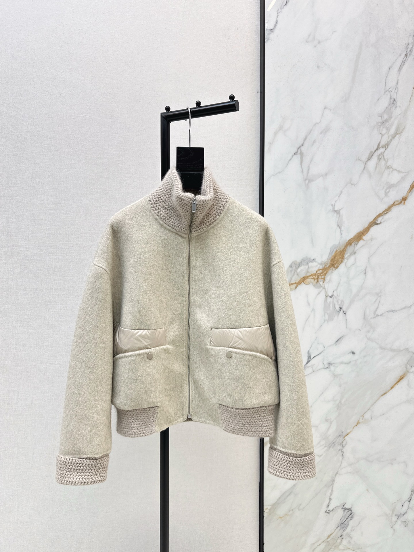 NO:658437,Equipped with dust bag Max 25Ss————The latest spliced ​​double-sided woolen short stand-collar down jacket in autumn and winter. The spliced ​​wool design is great~~Classic Os tailoring and splicing methods. Machine-sewn to freeze-frame. Classic, fashionable and handsome. The national standard 90 velvet imported recycled nylon fabric has a great texture. Imported machine sewing. Recommended three colors for sale in stock. sml,,jackets & coats,down jacket,alexander wang19860909配防尘袋Max 25Ss————秋冬最新款拼接双面呢短款立领羽绒服外套拼接羊毛设计感很赞～～经典Os剪裁搭配拼接做法 机缝定格 经典时髦又帅气 国标90绒进口再生尼龙面料质感超赞 进口机缝制 推荐三色现货发售sml,,jackets & coats,down jacket,alexander wang,Women's clothing