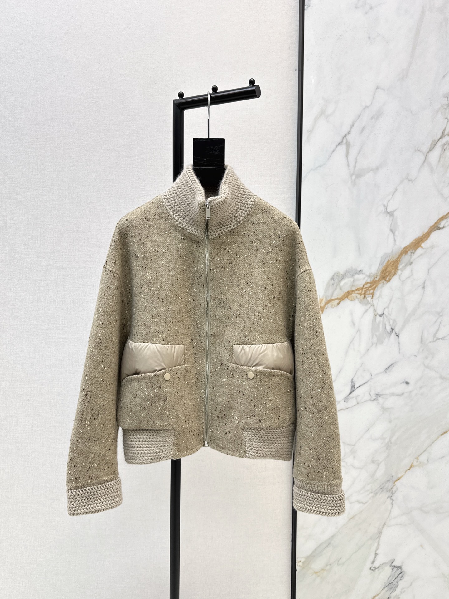 NO:658434,Equipped with dust bag Max 25Ss————The latest spliced ​​double-sided woolen short stand-collar down jacket in autumn and winter. The spliced ​​wool design is great~~Classic Os tailoring and splicing methods. Machine-sewn to freeze-frame. Classic, fashionable and handsome. The national standard 90 velvet imported recycled nylon fabric has a great texture. Imported machine sewing. Recommended three colors for sale in stock. sml,,jackets & coats,down jacket,alexander wang19860909配防尘袋Max 25Ss————秋冬最新款拼接双面呢短款立领羽绒服外套拼接羊毛设计感很赞～～经典Os剪裁搭配拼接做法 机缝定格 经典时髦又帅气 国标90绒进口再生尼龙面料质感超赞 进口机缝制 推荐三色现货发售sml,,jackets & coats,down jacket,alexander wang,Women's clothing