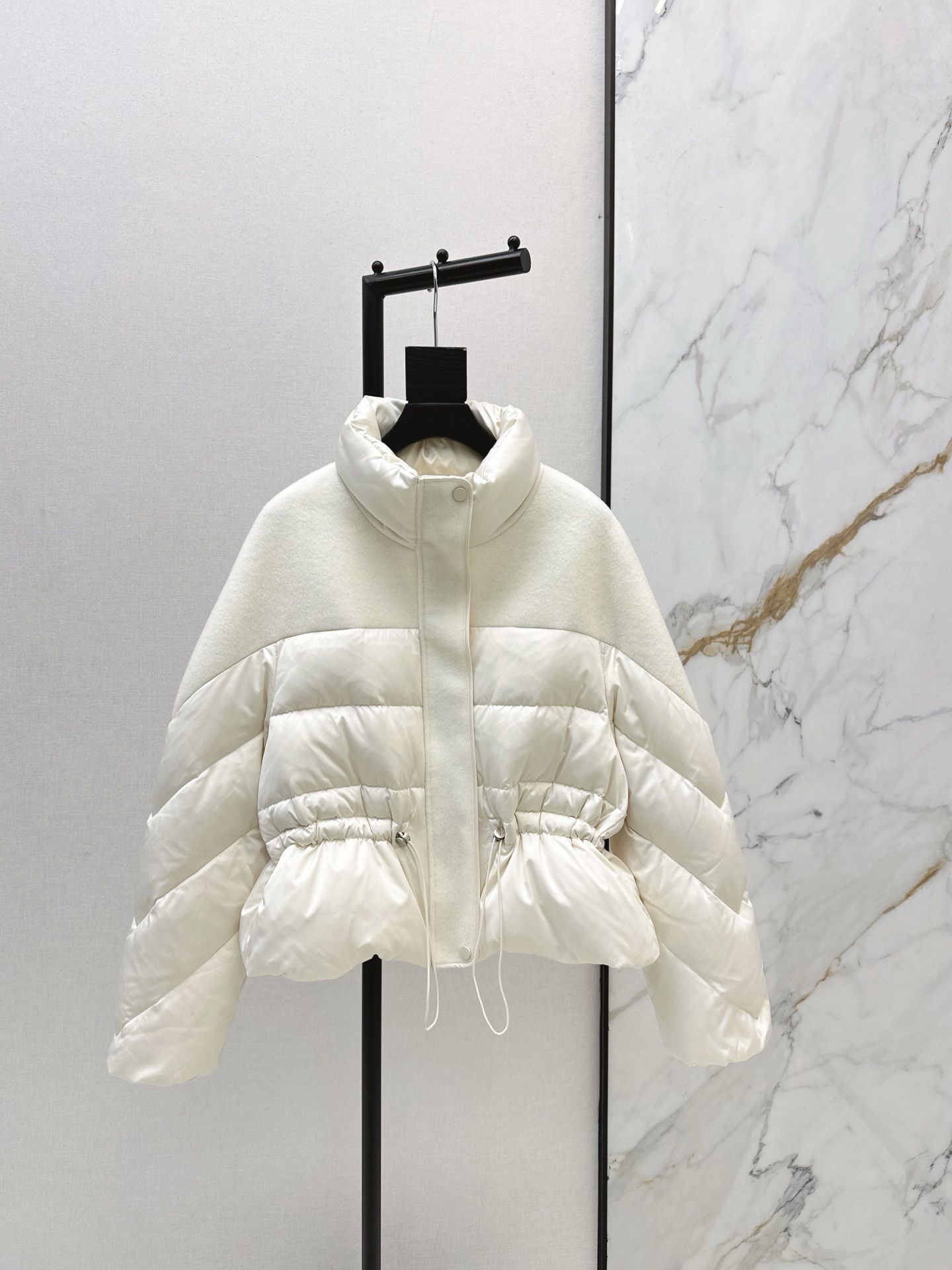 NO:658432,Equipped with dust bag Max 25Ss————The latest spliced ​​double-sided woolen drawstring down jacket in autumn and winter. The spliced ​​wool design is great~~Classic Os tailoring and splicing methods. Machine-sewn freeze-frame. Classic, fashionable and handsome. The national standard 90 velvet imported recycled nylon fabric has a great texture. Imported machine sewing. Recommended two colors for sale in stock. SML,,jackets & coats,down jacket,alexander wang19860909配防尘袋Max 25Ss————秋冬最新款拼接双面呢抽绳羽绒服外套拼接羊毛设计感很赞～～经典Os剪裁搭配拼接做法 机缝定格 经典时髦又帅气 国标90绒进口再生尼龙面料质感超赞 进口机缝制 推荐两色现货发售sml,,jackets & coats,down jacket,alexander wang,Women's clothing