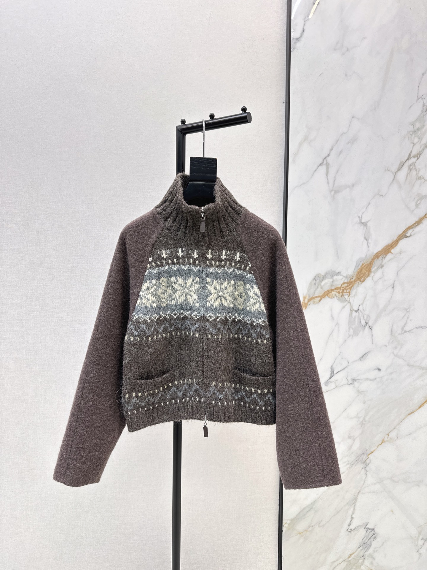 NO:658453,690L 25Ss————The latest autumn and winter must-have Fair Isle series double-sided denim stand-up collar jacket for autumn and winter. New product layering artifact. Purely handmade double-sided denim fabric. Elegant, intellectual and gentle. Imported wool and alpaca double-sided denim fabric. The texture is quite wide and stylish. It is not attractive. The H version has a capable temperament.19860909690L 25Ss————秋冬最新款本季必入费尔岛系列双面尼立领外套秋冬新品叠搭神器 纯手工制作双面尼面料 优雅知性气质温柔 进口羊毛羊驼双面尼面料 质感挺阔有型 不挑人H版型气质干练 百搭时髦上身显瘦又高挑 三色现货发售sml,,loro piana,jackets & coats,alexander wang,Women's clothing