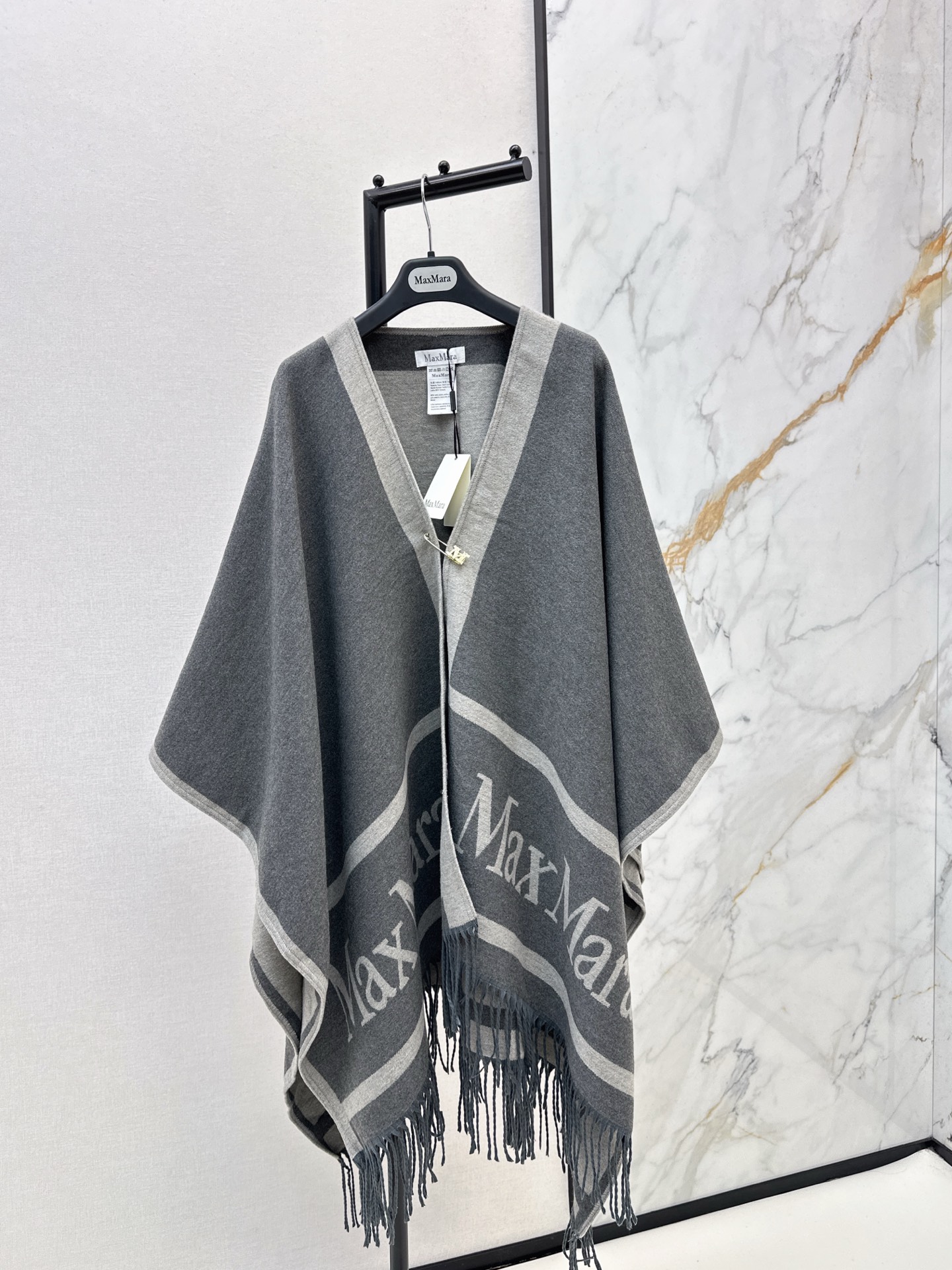 NO:658448,Max 26Ss - the latest classic woven cape and shawl jacket for early spring. Hand-made piping and beard craftsmanship. Irregular drape is handsome and modern. Advanced color matching double weave pattern. Low-key luxury to create British retro style. Imported wool is fine, comfortable and warm. The original tailoring version is perfect and easy to control. The upper body is extremely elegant and casual and high-end. One-size-fits-all, jackets & coats, shawls, alexander wang19860909Max 26Ss————早春最新款经典提织斗篷披肩外套 纯手工滚边流须工艺 不规则垂坠感帅气摩登 高级配色双织图案 低调奢华打造英伦复古风尚 进口羊毛细腻舒适又保暖 原版剪裁版型完美轻松驾驭 上身极致优雅的随性高级感 一色均码,,jackets & coats,shawls,alexander wang,Women's clothing