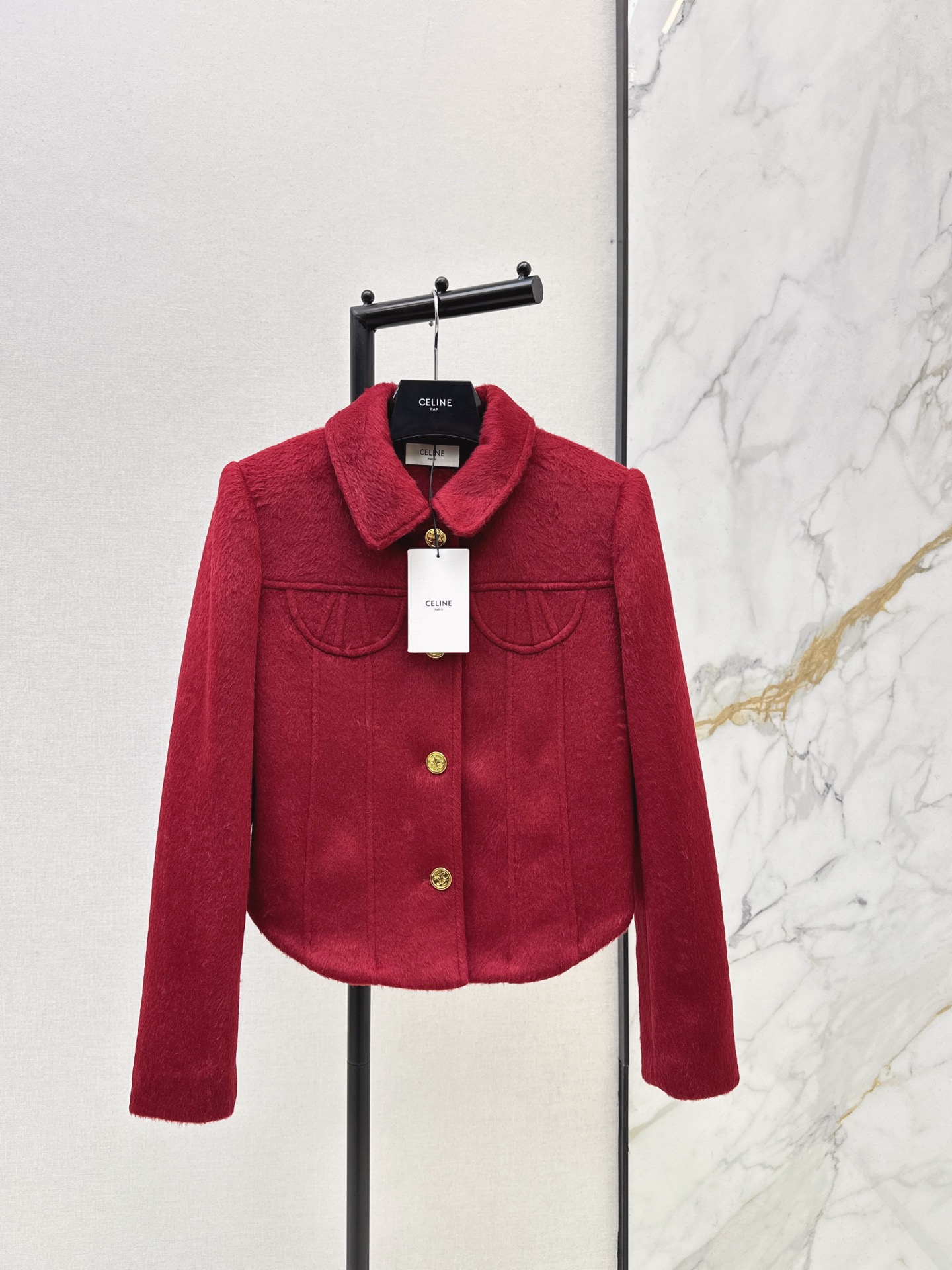 NO:658443,Retro tone CE 25Ss————The latest woolen wool retro red small jacket in autumn and winter. The color is very true red and not ostentatious. When you put it on, you will become whiter. The short lapel version is also very energetic and very charming. Wear it at Christmas and Spring Festival. It is full of atmosphere. One color ready for sale sml,,jackets & coats,alexander wang19860909复古调调 CE 25Ss————秋冬最新款羊毛呢复古红小外套 颜色是很正的红 不会张扬 穿上整个人都变白了一个度 翻领短款版型也很精神 非常迷人 圣诞节和春节穿它 氛围感满满 一色现货发售sml,,jackets & coats,alexander wang,Women's clothing