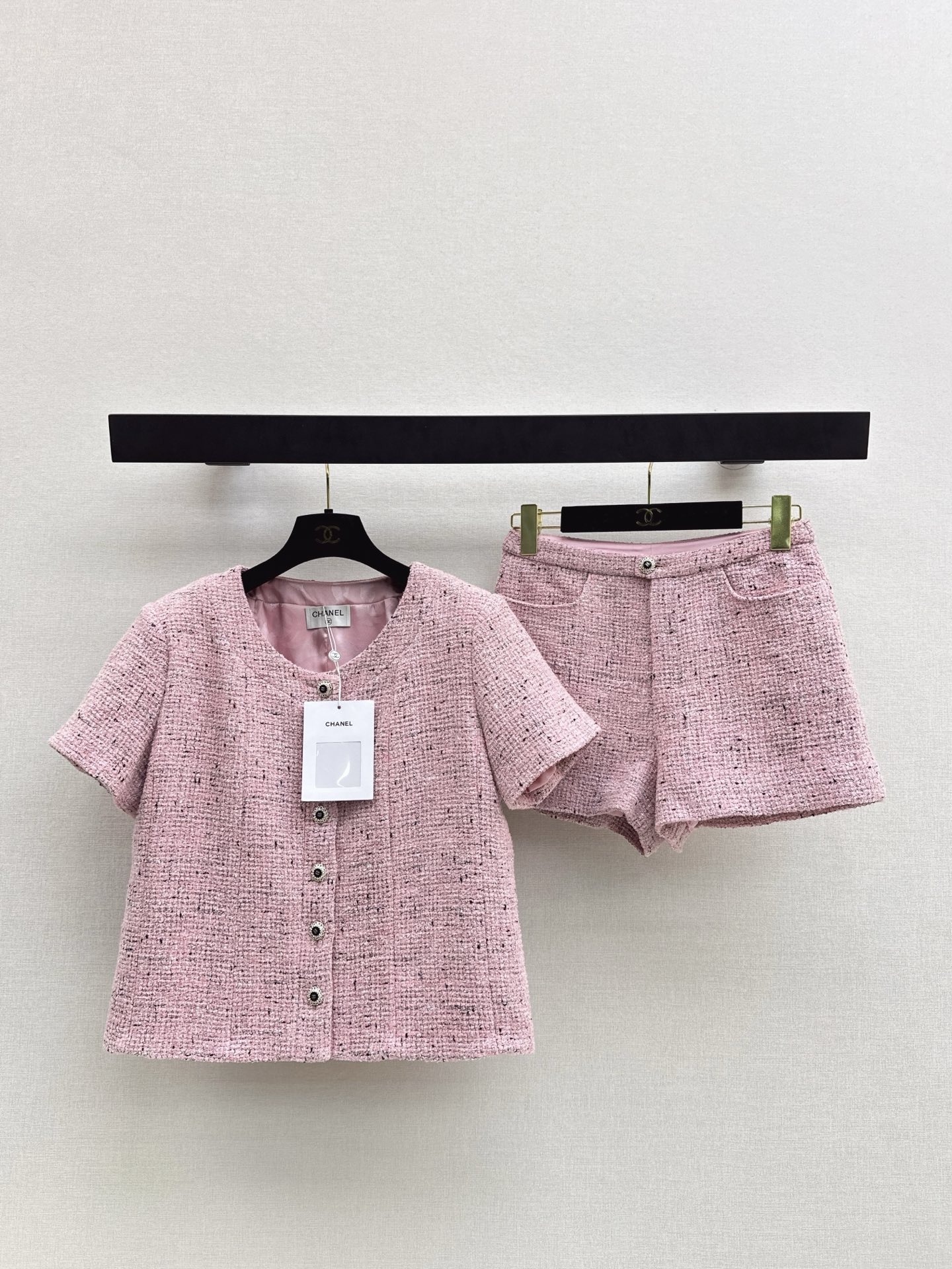 NO:658441,The same style as the catwalk. C home 26Ss - the latest noble style exquisite woven suit in early spring. The short-sleeved woven top + shorts and the upper body are the style of a chaebol girl. The extravagance is very high-end. It is suitable for dating or commuting. It has a natural temperament and is versatile when worn separately. YB custom woven fabric is very thick and comes in one set. One color ready for sale sml, chanel, shorts, T-shirt, alexander wang19860909走秀同款 C家 26Ss————早春最新款贵气范儿精致编织套装 短袖编织上衣+短裤n上身就是那种财阀小姐姐调调 贵气加分很高级 不管是约会或者通勤都很适合 浑然天成的气质感 分开穿也很百搭 yb定制编织面料很厚实 一套入 一色现货发售sml,,chanel,shorts,T-shirt,alexander wang,Women's clothing