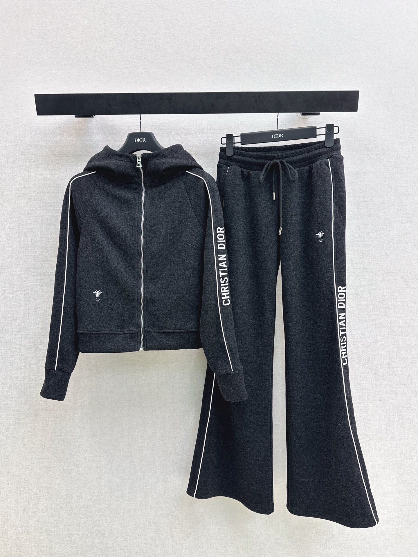 NO:658858,CD 25Ss————The latest fashionable casual suit for autumn and winter, webbed hooded jacket + elastic waist trousers. Imported blended material with fine texture. Warm and comfortable to wear. Letter embroidery embellishment. Large body raglan contour line + bee embroidery logo embellishment on the waist. Simple yet fashionable. Can be used casually in daily life. One set. Two colors available for sale sml,,jackets & coats,hats,alexander wang19860909CD 25Ss————秋冬最新款时髦休闲套装织带连帽外套+松紧腰长裤 进口混纺材质质感细腻 穿搭保暖舒适 字母刺绣点缀 大身插肩轮廓线+腰侧蜜蜂刺绣徽标点缀 简约不失时尚感 日常休闲随意驾驭 一套出 两色现货发售sml,,jackets & coats,hats,alexander wang,Women's clothing