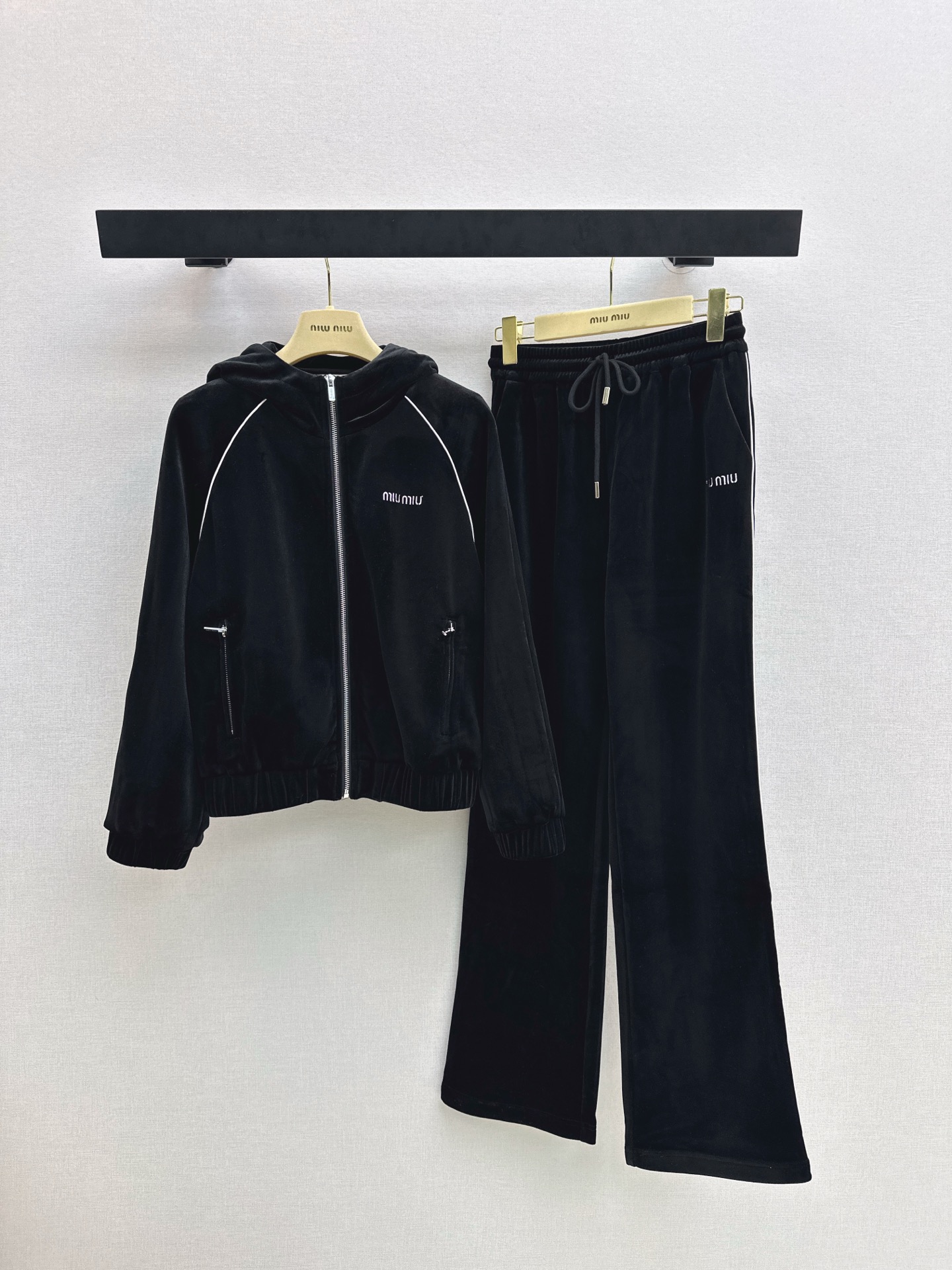 NO:658855,Miu 25Ss————The latest corduroy casual suit hooded jacket + elastic waist trousers for autumn and winter. Imported velvet material. The texture is smooth and glossy and comfortable. The hooded zipper jacket is cut. Contrasting white straps are used to create an evergreen raglan design. Fashionable and casual. The embroidered letter logo on the chest enriches the visual effect and makes it more fashionable. The elasticated hem makes it slimmer and adds vitality. One set is available in one color. sml,,miumiu,jackets &  coats,hats,alexander wang19860909Miu 25Ss————秋冬最新款灯芯绒休闲套装连帽外套+松紧腰长裤 进口丝绒材质 质感光泽细腻舒适 连帽拉链外套裁剪 以撞色白色捆条打造常青插肩设计 时髦休闲 胸前饰以刺绣字母徽标 丰富视觉效果更显时髦 下摆松紧版型显瘦增添活力 一套出 一色现货发售sml,,miumiu,jackets & coats,hats,alexander wang,Women's clothing