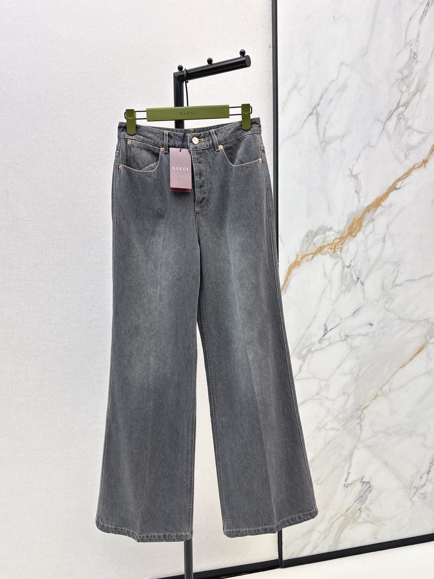 NO:658852,Gu 26Ss - the latest distressed denim suit for early spring, loose-fitting jacket + straight pants. Multiple washes give a crisp texture. Lapel and shoulder denim jacket is cut. Flap pockets are matched with basic contour lines to look high-end. Jacquard double G logo is embellished on the inside of the collar and cuff folds. Reflective leather letter logo decoration on the back waist. A stylish outfit. Developed in one color. Ready for sale smlxl,,jackets & coats,alexander wang19860909Gu 26Ss————早春最新款做旧牛仔套装宽松廓形外套+直筒裤 多重水洗呈现出挺括质感 翻领正肩牛仔外套裁剪 翻盖口袋搭配基础轮廓线耐看高级 领边内侧和袖口翻折处点缀提花双G徽标 后腰反光皮标字母徽标装饰 一套穿搭出彩时髦 一色分开发 现货发售smlxl,,jackets & coats,alexander wang,Women's clothing