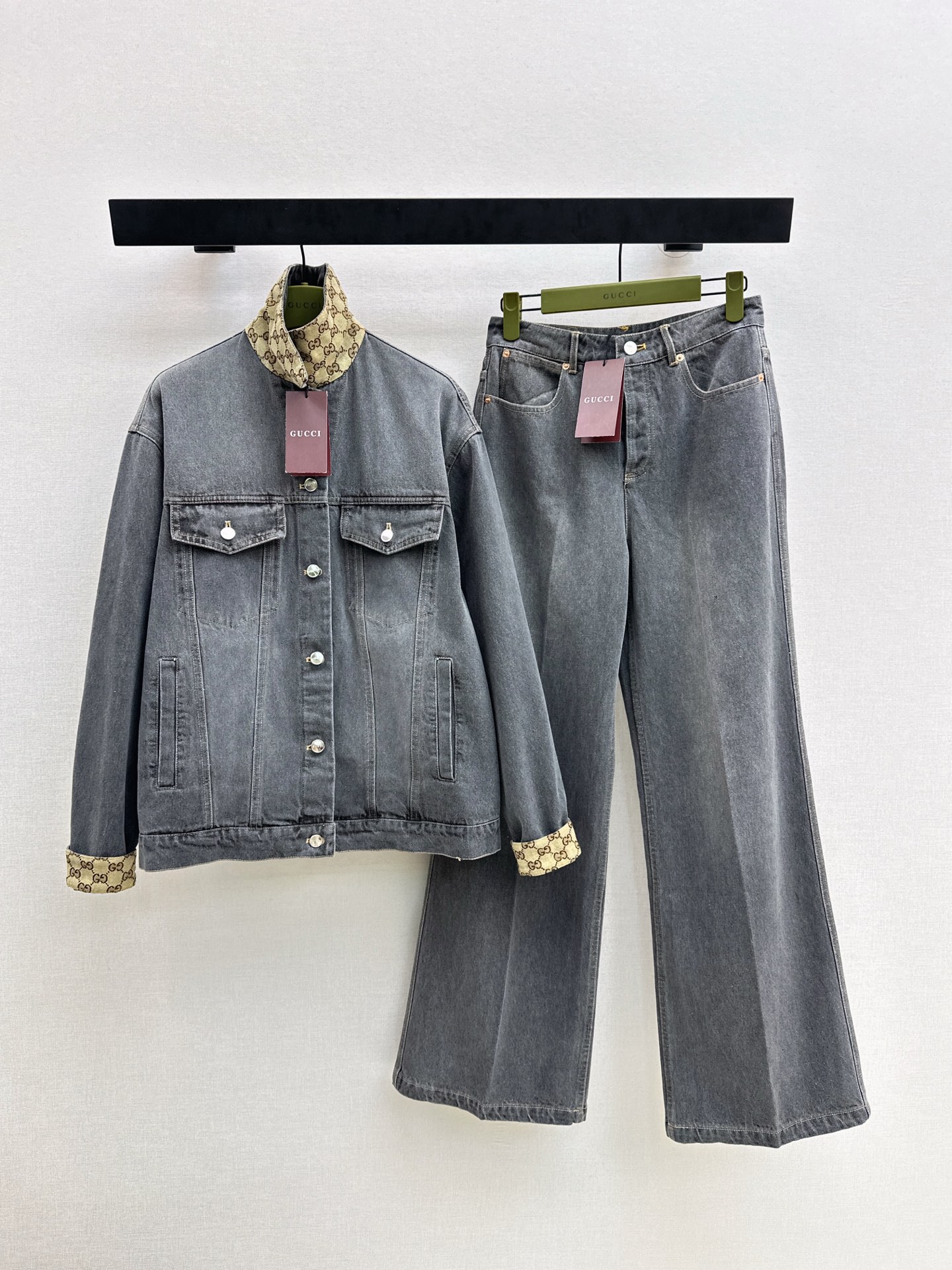 NO:658851,Gu 26Ss————The latest distressed denim suit for early spring, loose-fitting jacket + straight trousers. Multiple washes give a crisp texture. The lapel and shoulder denim jacket is cut. The flap pockets are matched with the basic outline to make it look high-end. The inside of the collar and the folds of the cuffs are decorated with jacquard double G logo. The reflective leather mark letter logo decoration on the back waist. A stylish outfit. Developed in one color. Ready for sale smlxl. Outside,, jackets & coats, alexander wang19860909Gu 26Ss————早春最新款做旧牛仔套装宽松廓形外套+直筒裤 多重水洗呈现出挺括质感 翻领正肩牛仔外套裁剪 翻盖口袋搭配基础轮廓线耐看高级 领边内侧和袖口翻折处点缀提花双G徽标 后腰反光皮标字母徽标装饰 一套穿搭出彩时髦 一色分开发 现货发售smlxl 外,,jackets & coats,alexander wang,Women's clothing