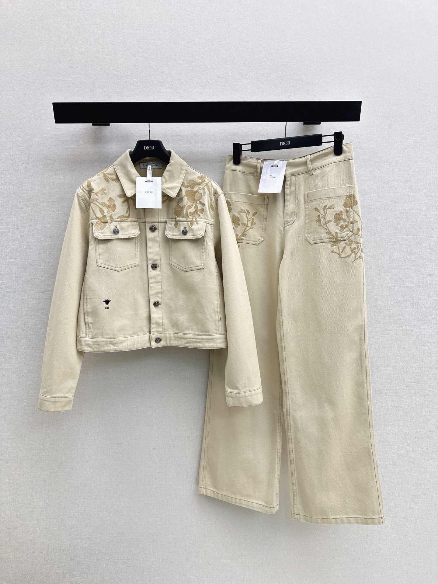 NO:658847,CD 26Ss - the latest heavily embroidered flower suit for early spring. Embroidered denim jacket + straight trousers. Customized twill cotton denim material, multiple washes, showing a crisp texture. Lapel shoulder denim jacket cut. The basic outline is durable and high-end. The ginkgo plant embroidery on the shoulders extends to the back shoulder. The bee embroidery logo on the side waist is fresh and natural. It can be worn with straight trousers of the same series. It is coordinated and advanced. Fashionable and casual. Developed in one color. Ready for sale. sml. Outer,,jackets  & coats,jackets & coats,alexander wang19860909CD 26Ss————早春最新款重磅刺绣花卉套装 刺绣牛仔夹克外套+直筒长裤 定制斜纹棉牛仔材质,多重水洗 呈现出挺括质感 翻领正肩牛仔夹克裁剪 基础轮廓线耐看高级 肩膀银杏植物系刺绣延伸至后肩 侧腰蜜蜂刺绣徽标 清新自然 搭配同系列直筒长裤穿搭协调高级 时尚休闲 一色分开发 现货发售sml 外,,jackets & coats,jackets & coats,alexander wang,Women's clothing